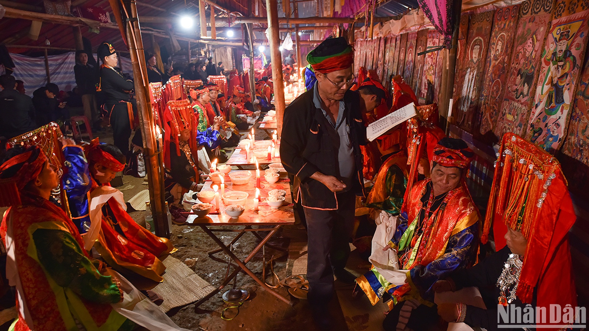 Người thụ lễ được truyền dạy phép làm thầy. (Ảnh: VŨ LINH)