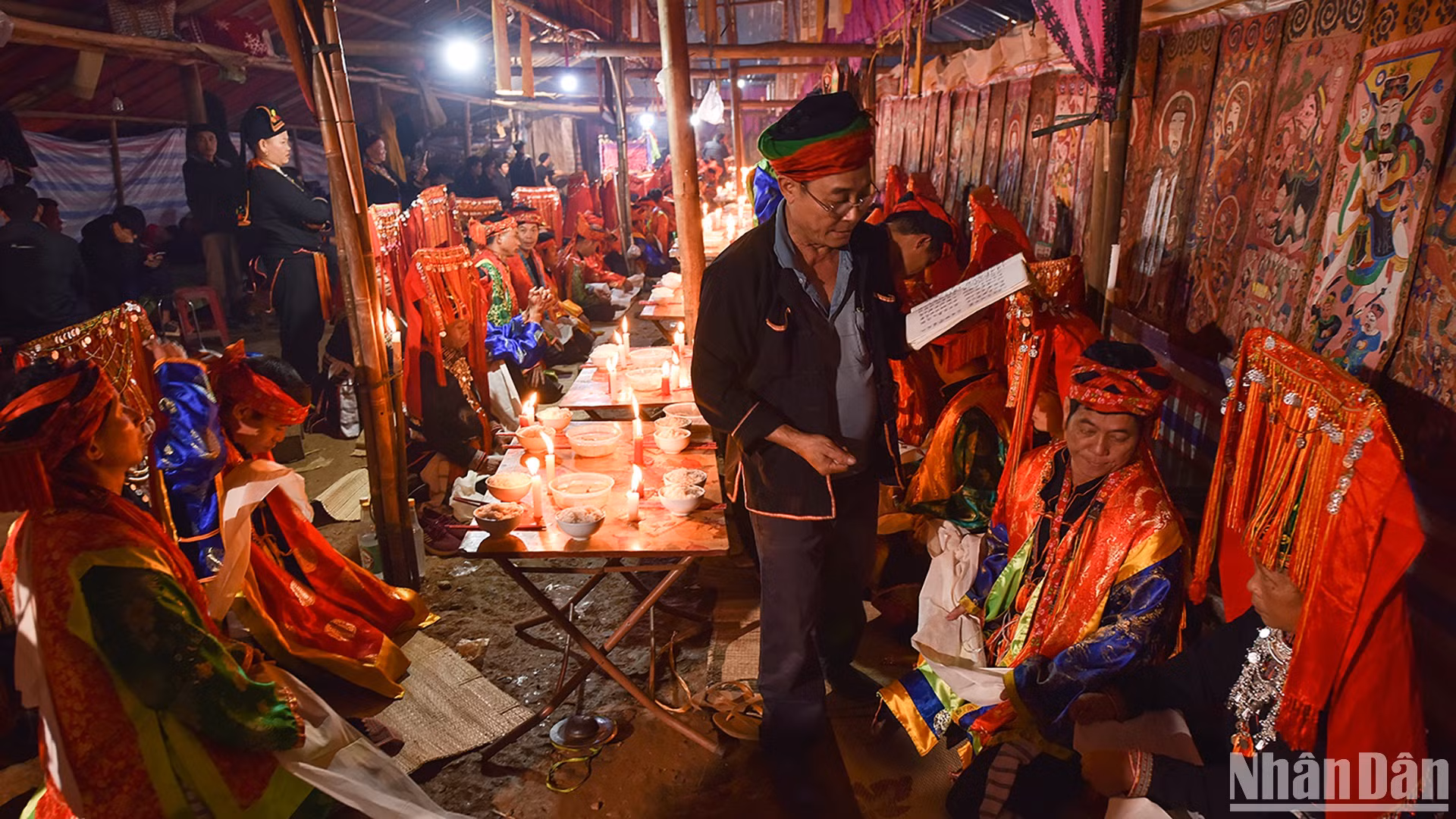 Người thụ lễ được truyền dạy phép làm thầy. (Ảnh: VŨ LINH) Người thụ lễ được truyền dạy phép làm thầy. (Ảnh: VŨ LINH)