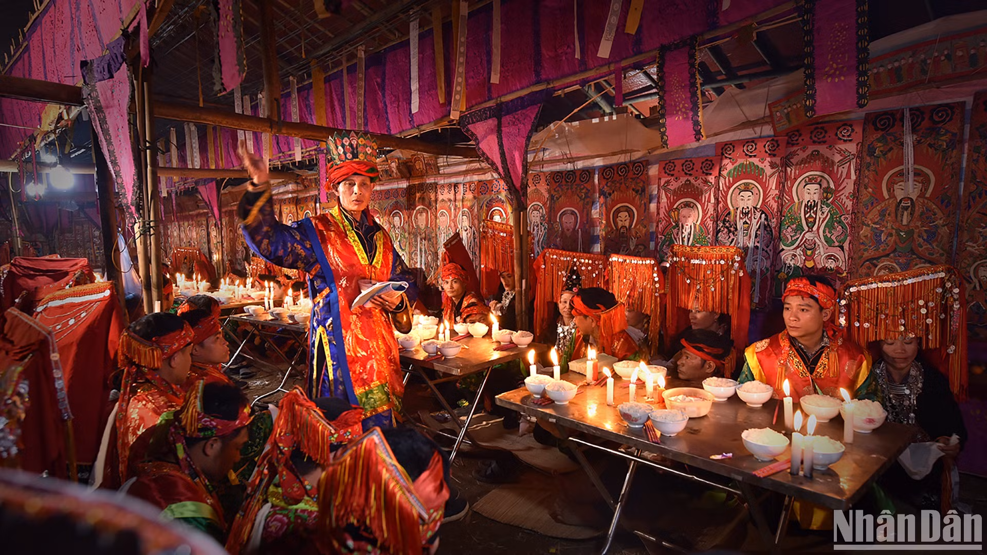 Thầy cúng là những người am hiểu các bước hành lễ. (Ảnh: VŨ LINH) Thầy cúng là những người am hiểu các bước hành lễ. (Ảnh: VŨ LINH)