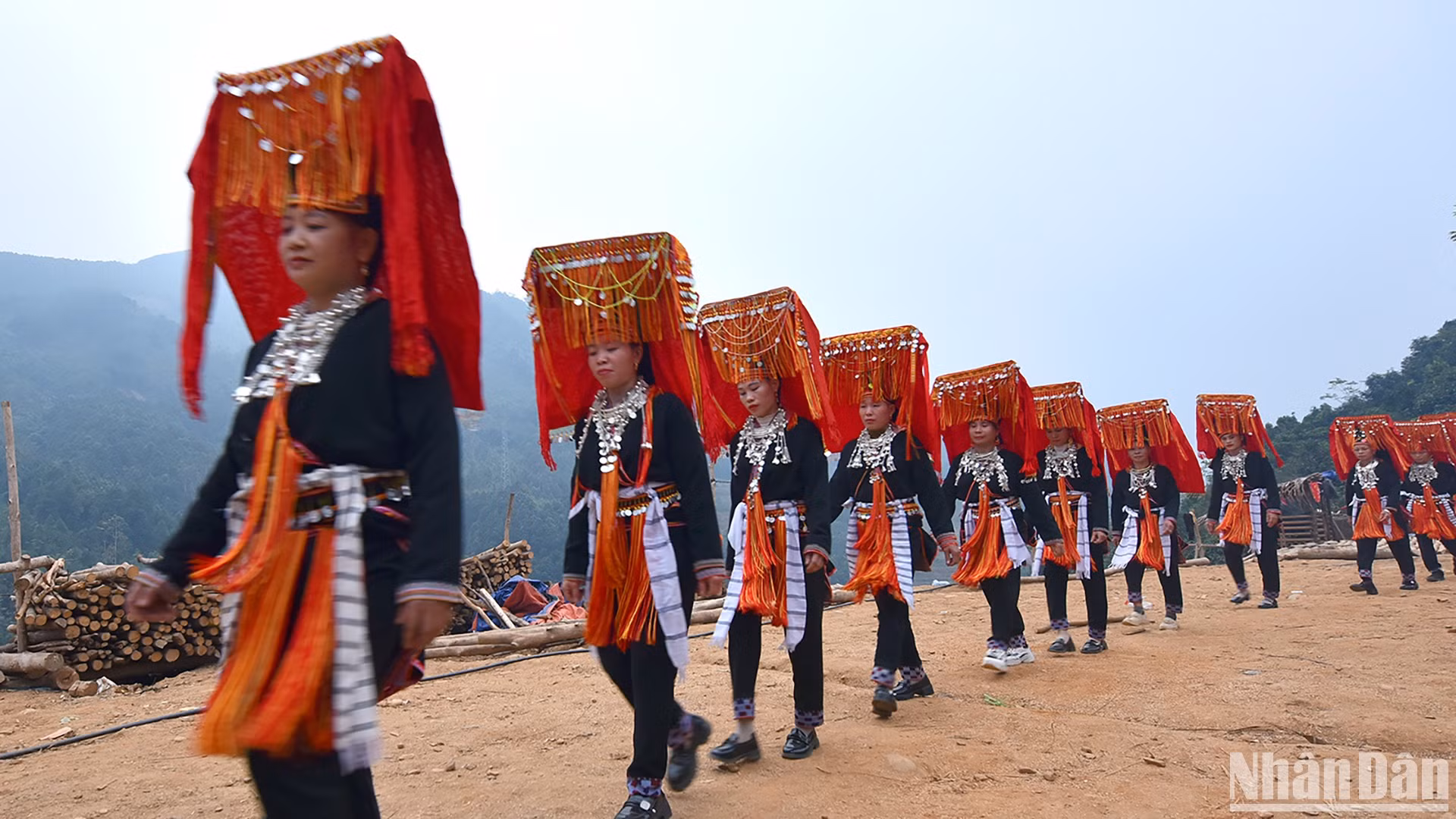 Người phụ nữ mặc trang phục truyền thống trong lễ cấp sắc. (Ảnh: VŨ LINH) Người phụ nữ mặc trang phục truyền thống trong lễ cấp sắc. (Ảnh: VŨ LINH)