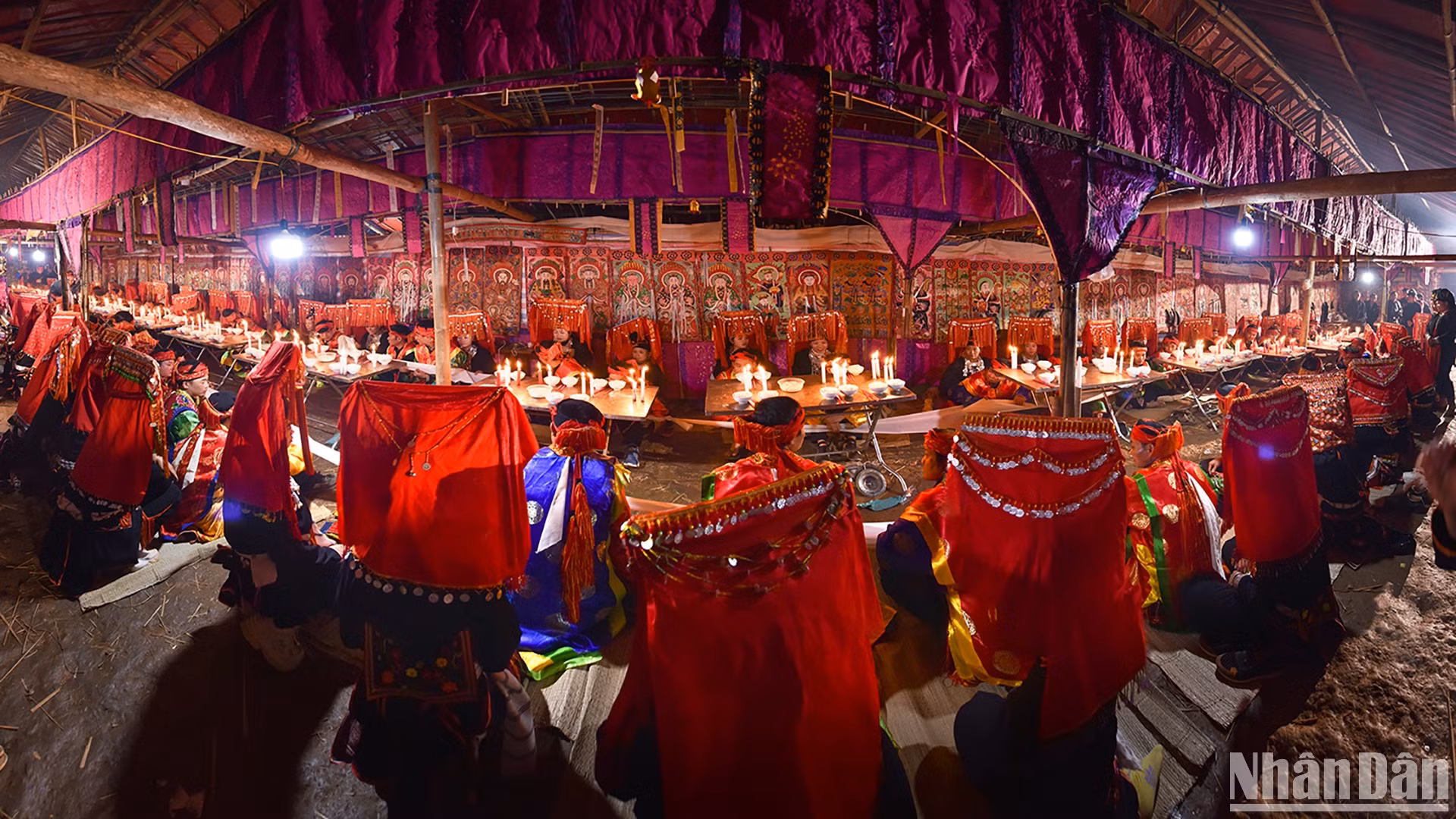 Đại lễ cấp sắc 12 đèn cho 62 cặp vợ chồng ở xã Mỏ Vàng, huyện Văn Yên, tỉnh Yên Bái (Ảnh: VŨ LINH)