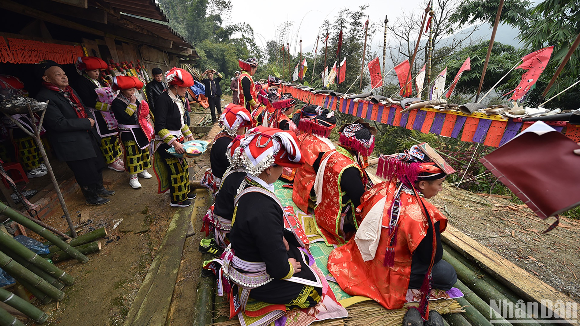 Nghi lễ cấp sắc được tổ chức cả trong nhà và ngoài trời. (Ảnh: VŨ LINH)