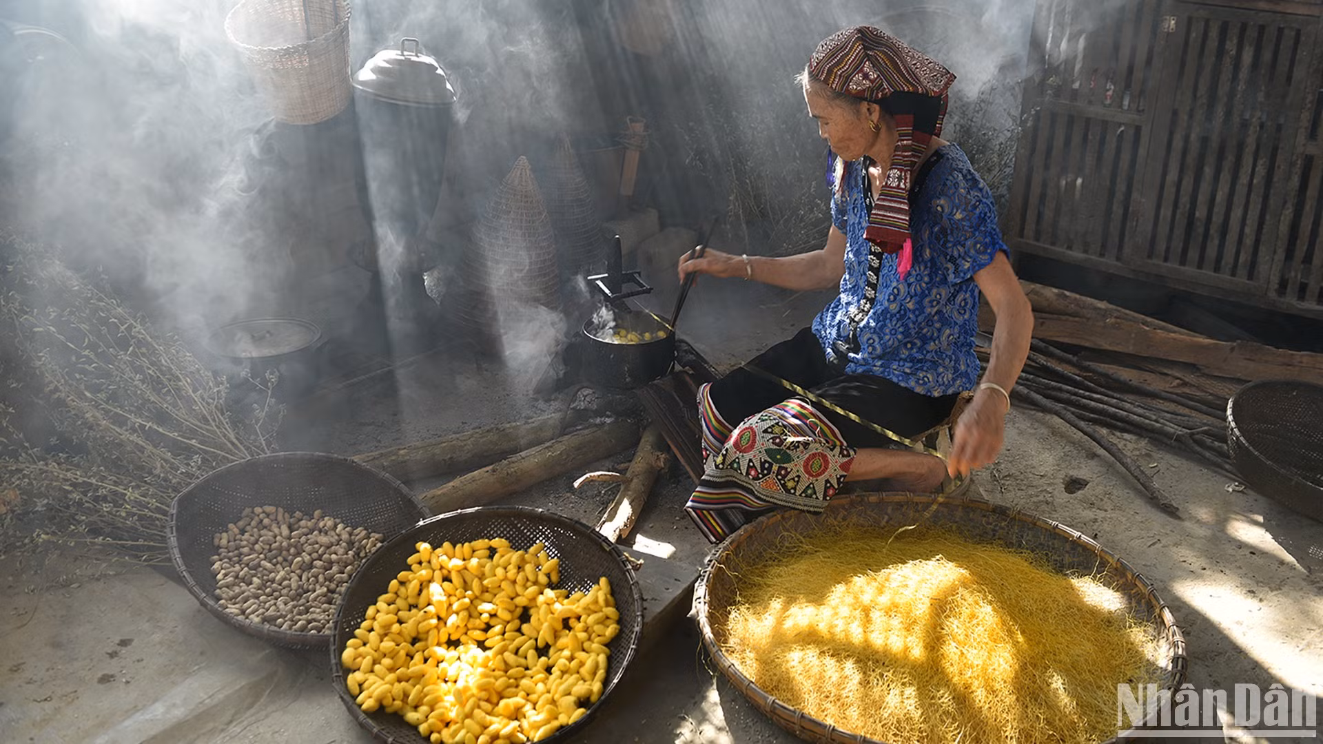 Người dân bản Hoa Tiến bền bỉ giữ nghề. (Ảnh: VŨ LINH)