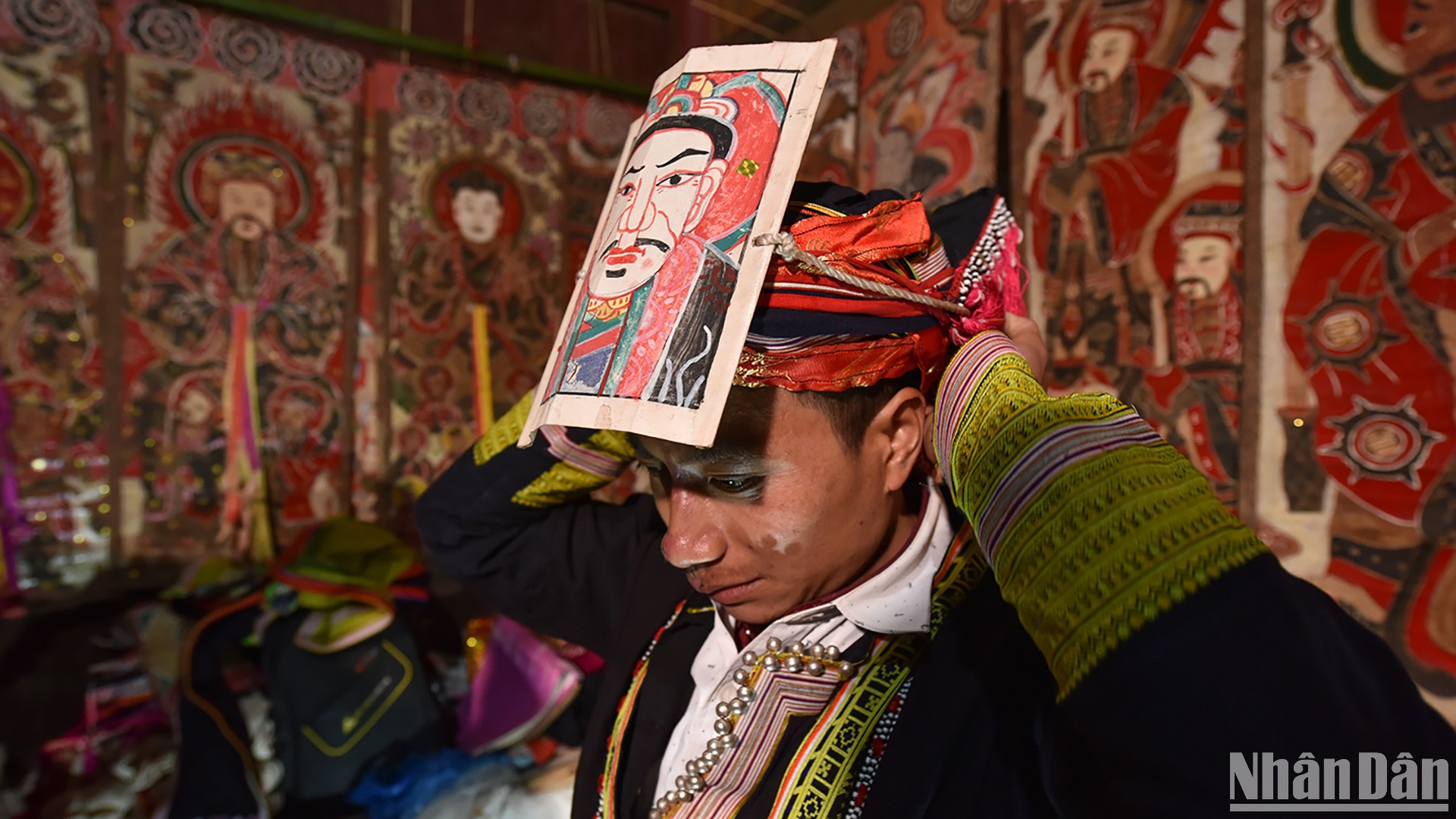 Trong lễ cấp sắc, người thụ lễ sẽ được cấp pháp danh. (Ảnh: VŨ LINH)