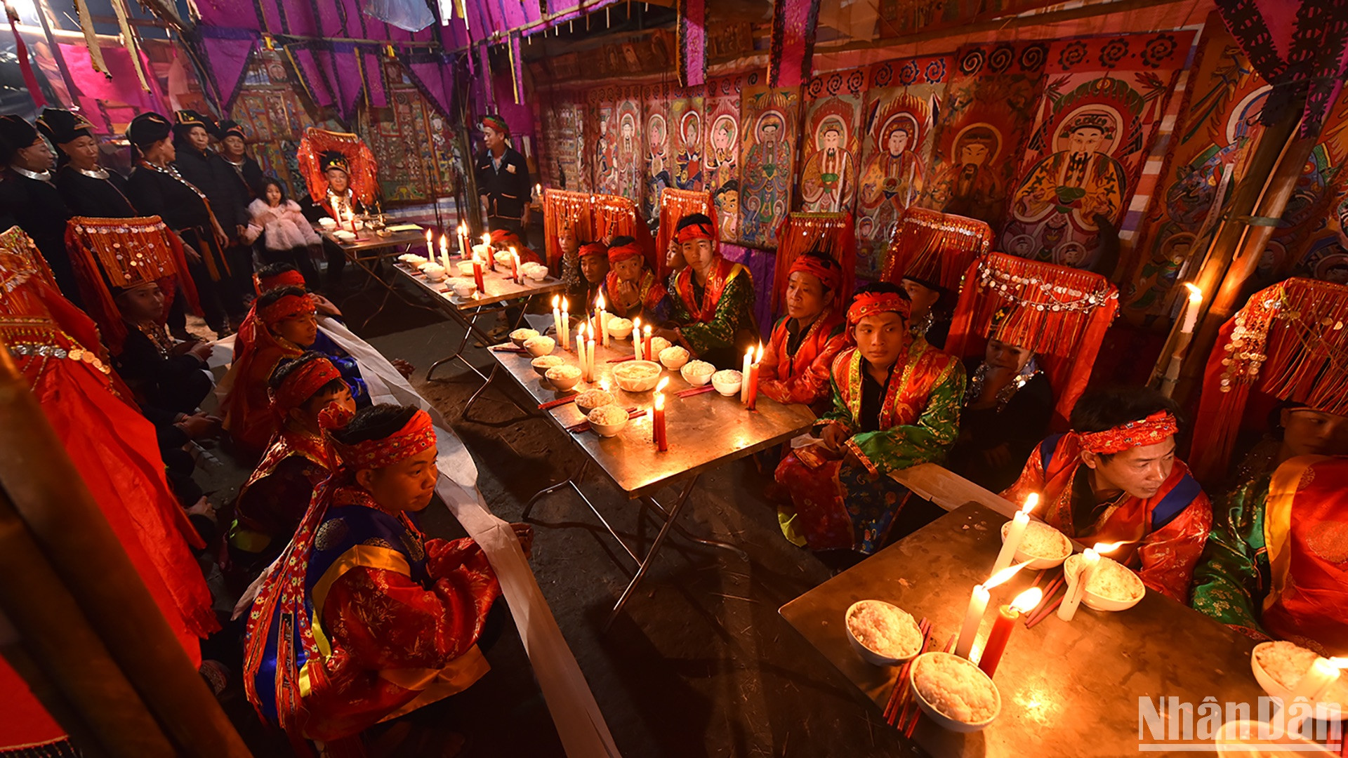 Nam, nữ ngồi riêng trong lễ cấp sắc. (Ảnh: VŨ LINH)