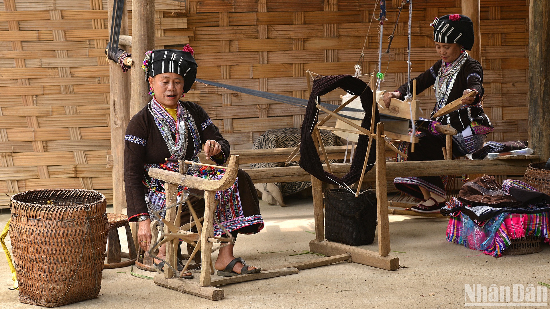 Người Lự bền bỉ gìn giữ nghề dệt thổ cẩm truyền thống.