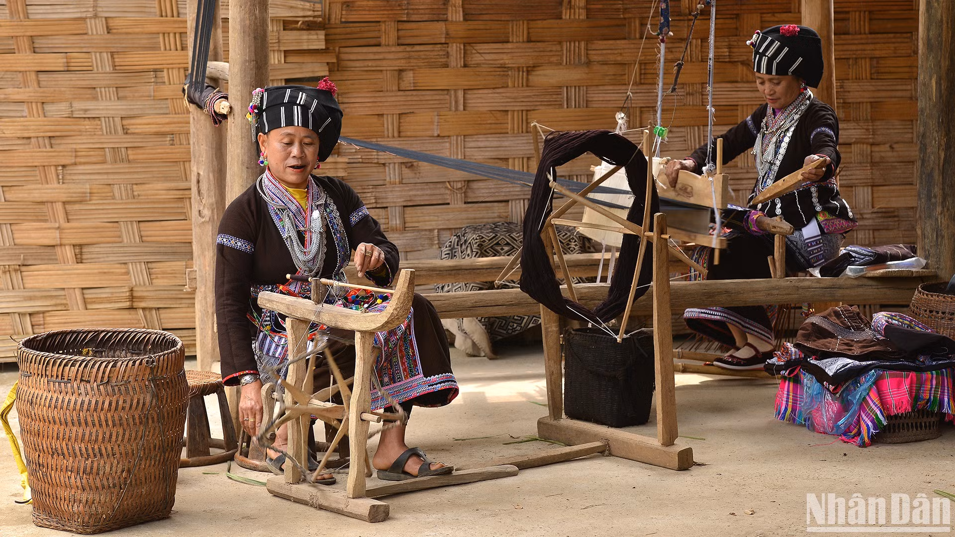 Người Lự bền bỉ gìn giữ nghề dệt thổ cẩm truyền thống.