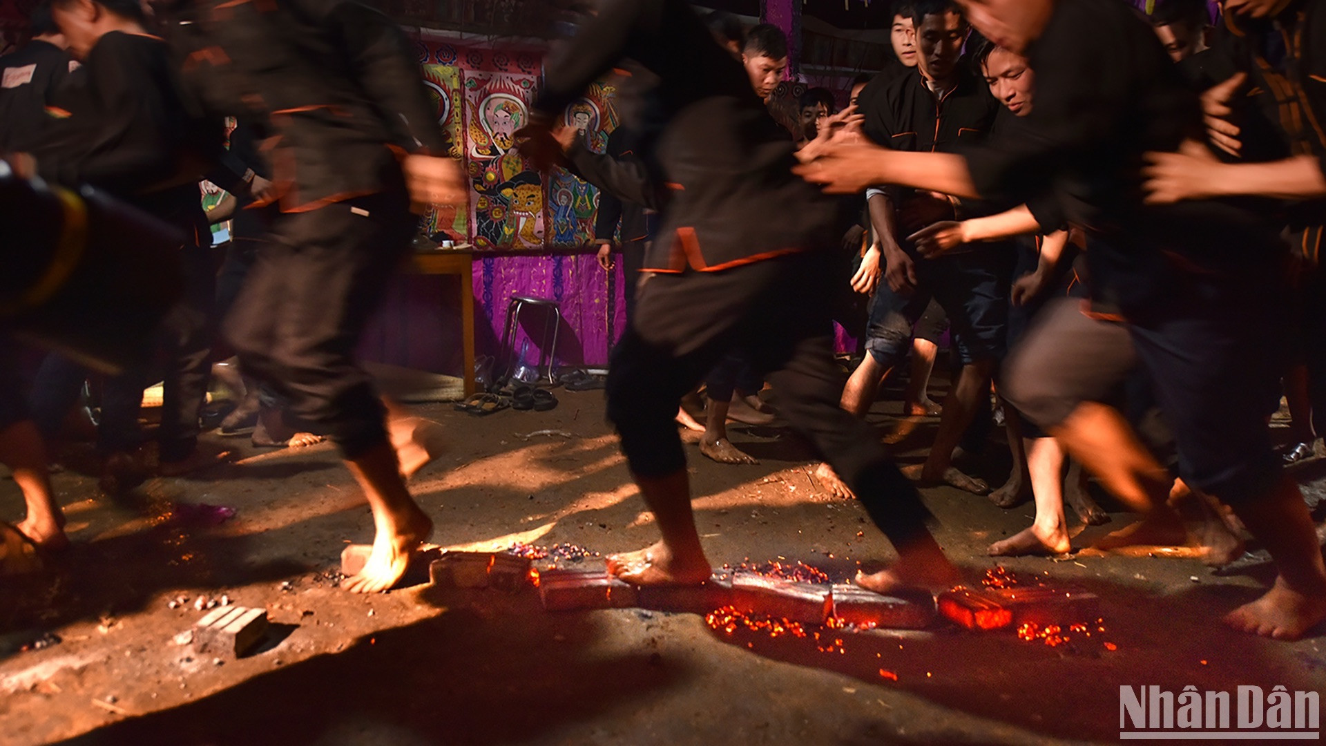 Các điệu nhảy múa trong lễ cấp sắc. (Ảnh: VŨ LINH)