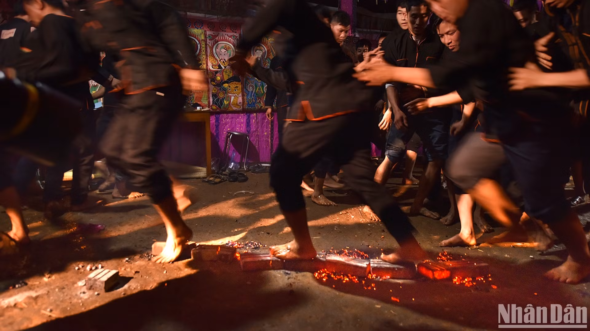 Các điệu nhảy múa trong lễ cấp sắc. (Ảnh: VŨ LINH) Các điệu nhảy múa trong lễ cấp sắc. (Ảnh: VŨ LINH)