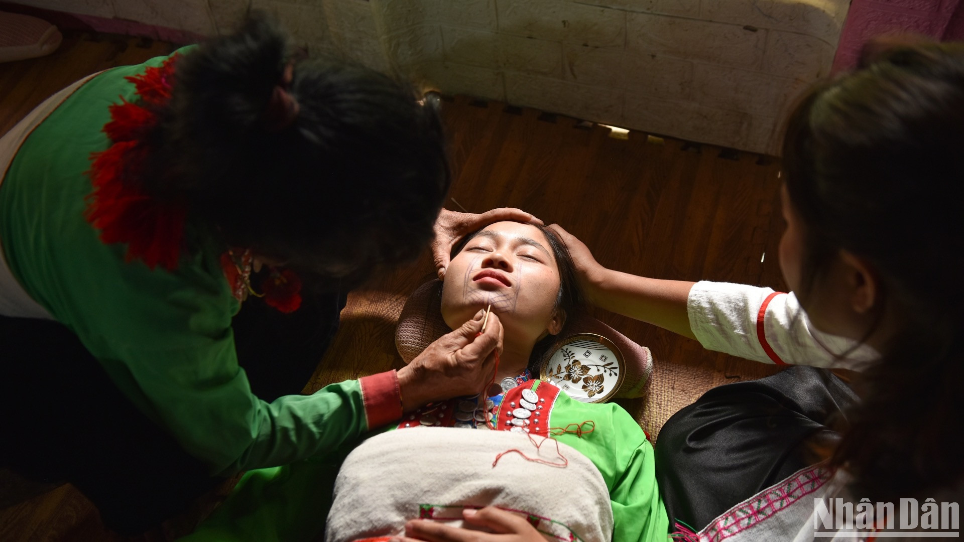 Theo quan niệm của người Mảng, xăm cằm là nghi thức đánh dấu tuổi trưởng thành. (Ảnh: VŨ LINH) Theo quan niệm của người Mảng, xăm cằm là nghi thức đánh dấu tuổi trưởng thành. (Ảnh: VŨ LINH)