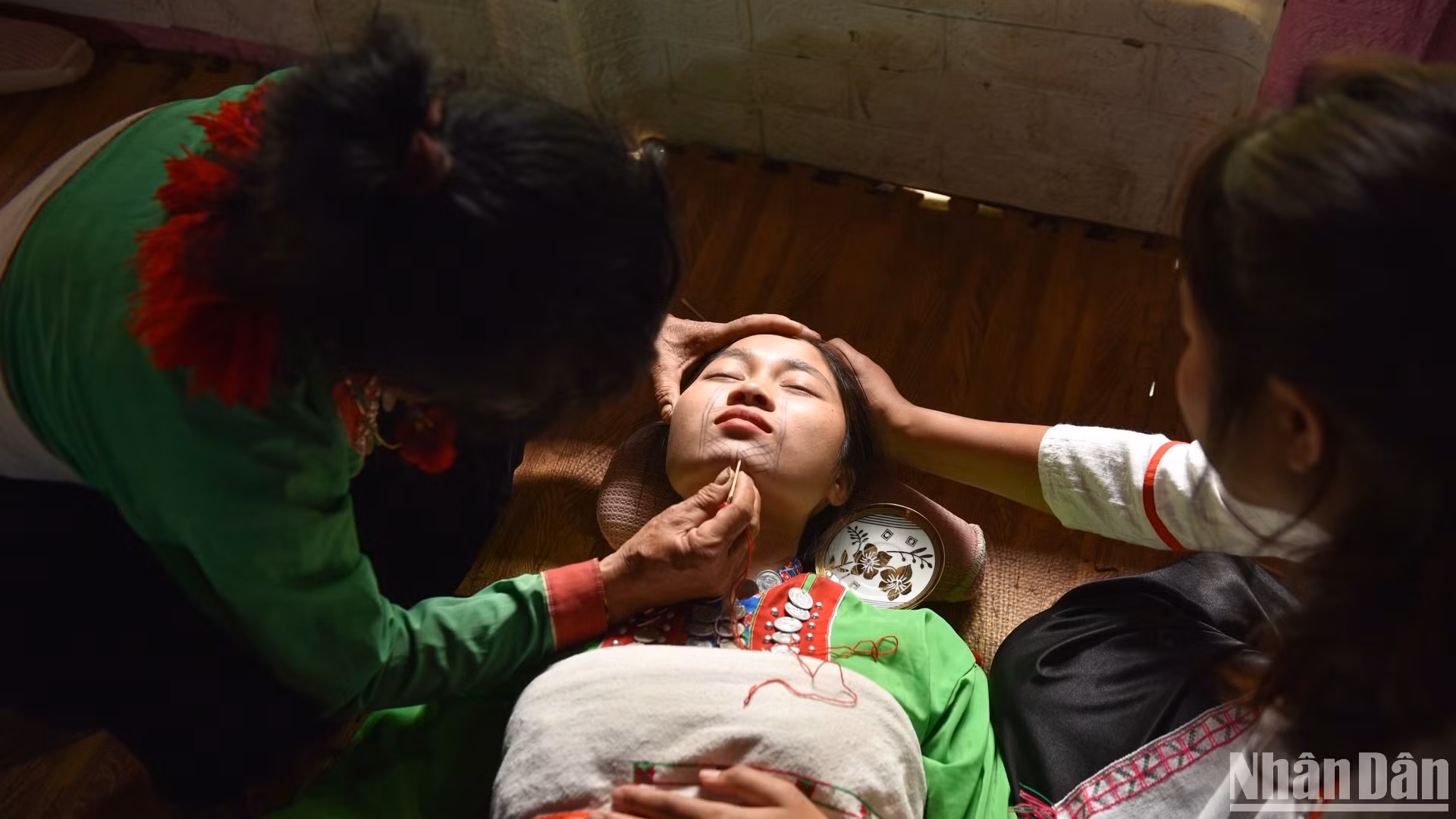 Theo quan niệm của người Mảng, xăm cằm là nghi thức đánh dấu tuổi trưởng thành. (Ảnh: VŨ LINH) Theo quan niệm của người Mảng, xăm cằm là nghi thức đánh dấu tuổi trưởng thành. (Ảnh: VŨ LINH)