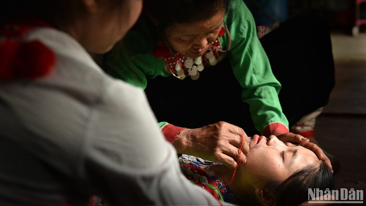 Tái hiện tục xăm cằm độc đáo của người Mảng. (Ảnh: VŨ LINH) Tái hiện tục xăm cằm độc đáo của người Mảng. (Ảnh: VŨ LINH)