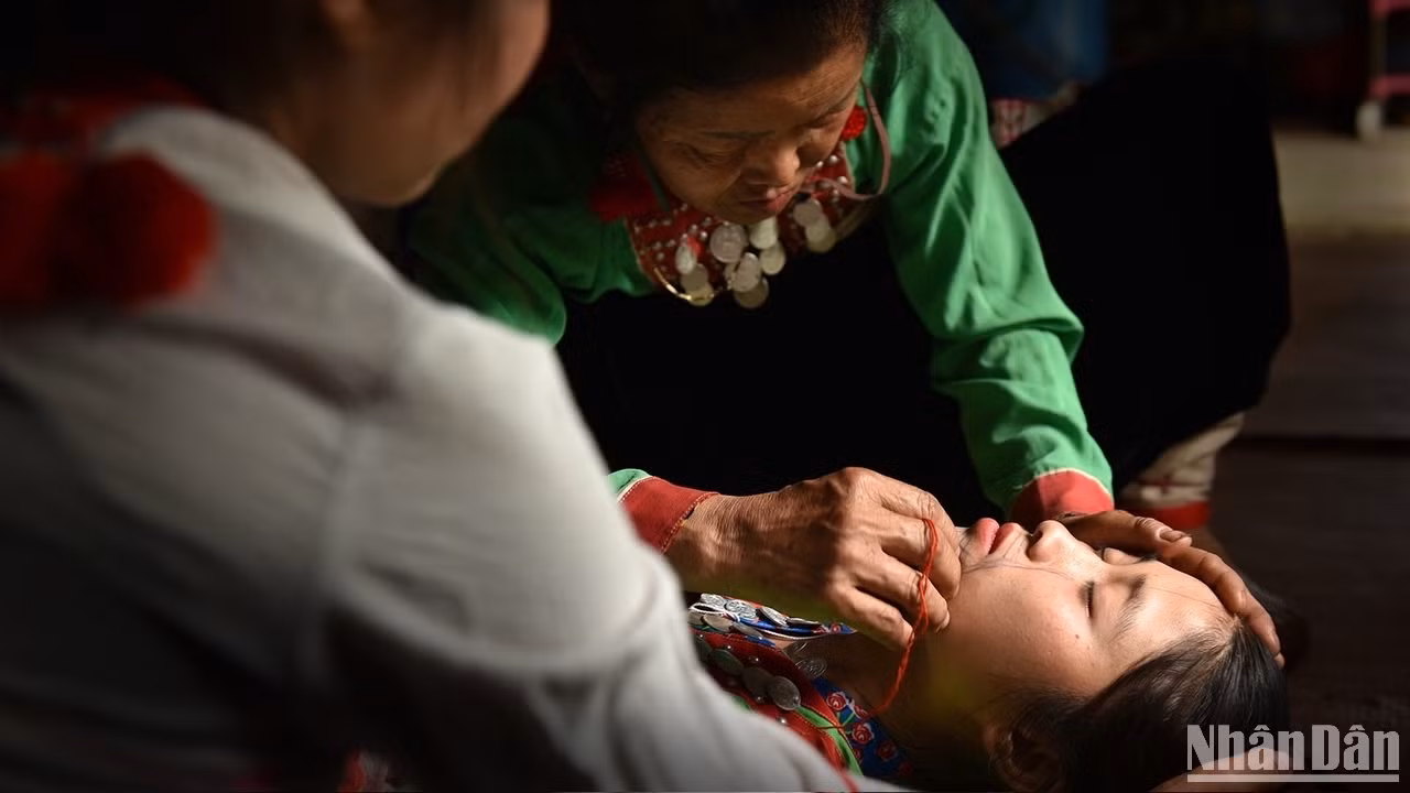 Tái hiện tục xăm cằm độc đáo của người Mảng. (Ảnh: VŨ LINH) Tái hiện tục xăm cằm độc đáo của người Mảng. (Ảnh: VŨ LINH)