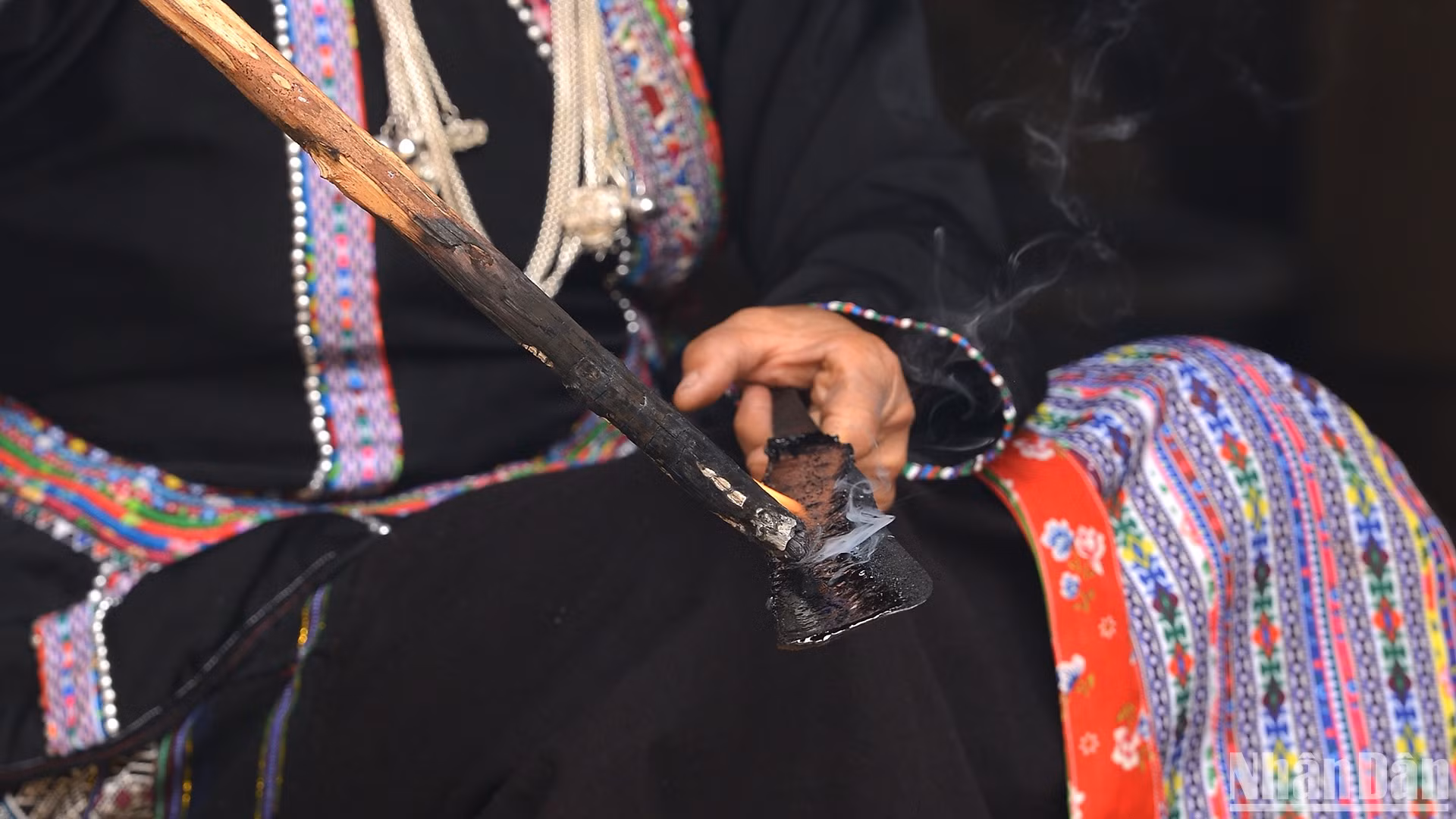 Quá trình chuẩn bị nguyên liệu nhuộm răng.