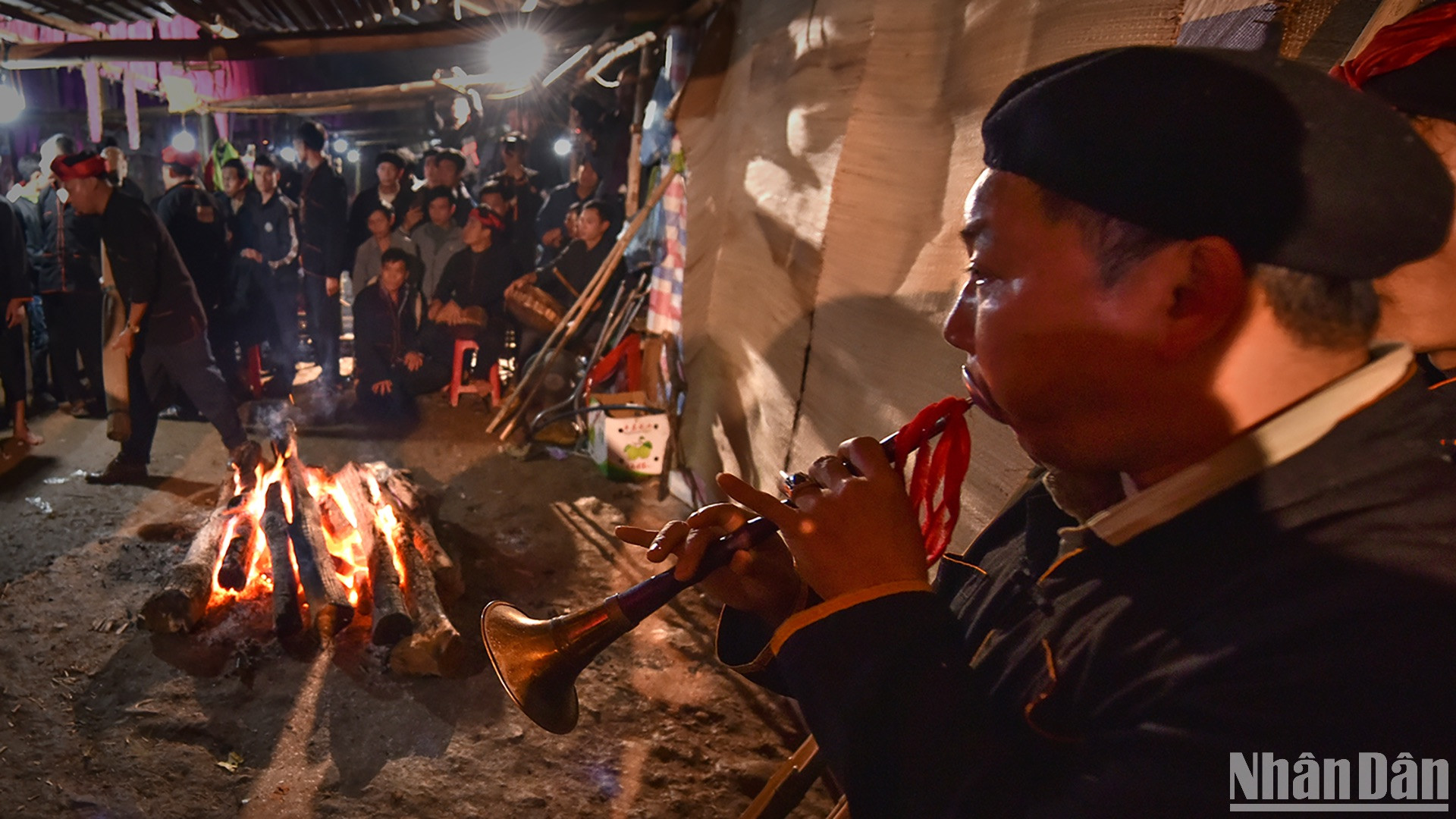 Mỗi động tác nghi lễ là biểu hiện của hệ tri thức văn hóa bản địa. (Ảnh: VŨ LINH)