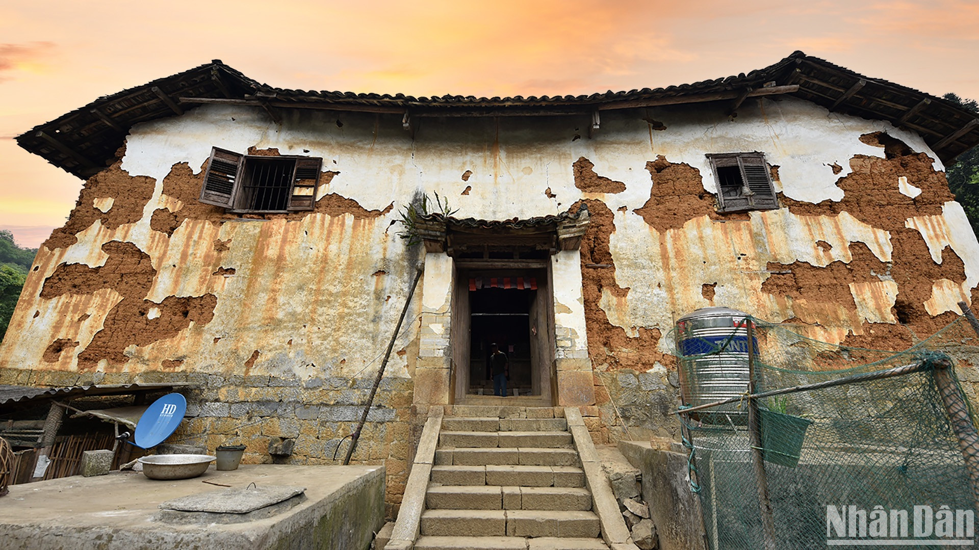 Các mảng tường bong tróc. (Ảnh: VŨ LINH)