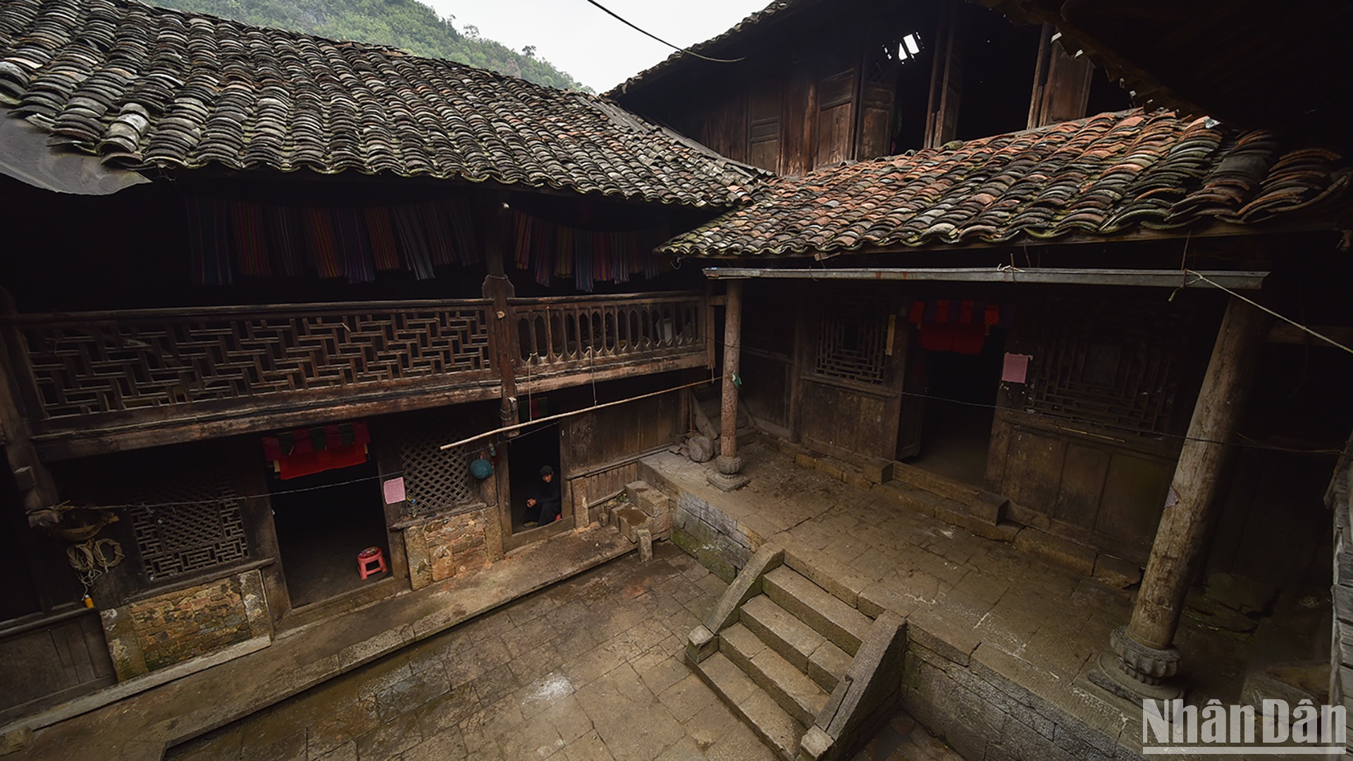 Mái hiên lợp ngói âm dương. (Ảnh: VŨ LINH)