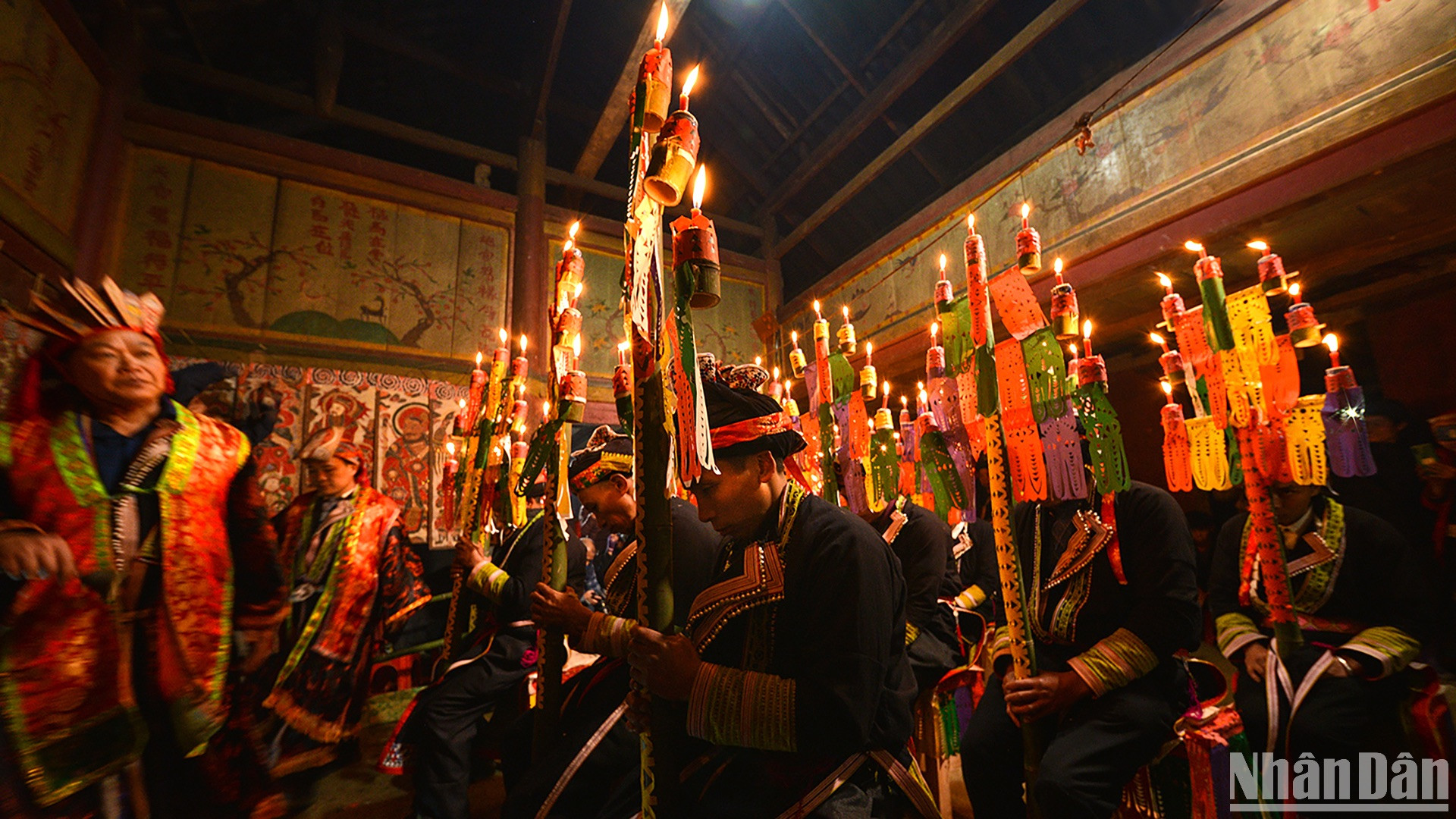 Thầy cúng điều hành các khâu trong lễ cấp sắc. (Ảnh: VŨ LINH)