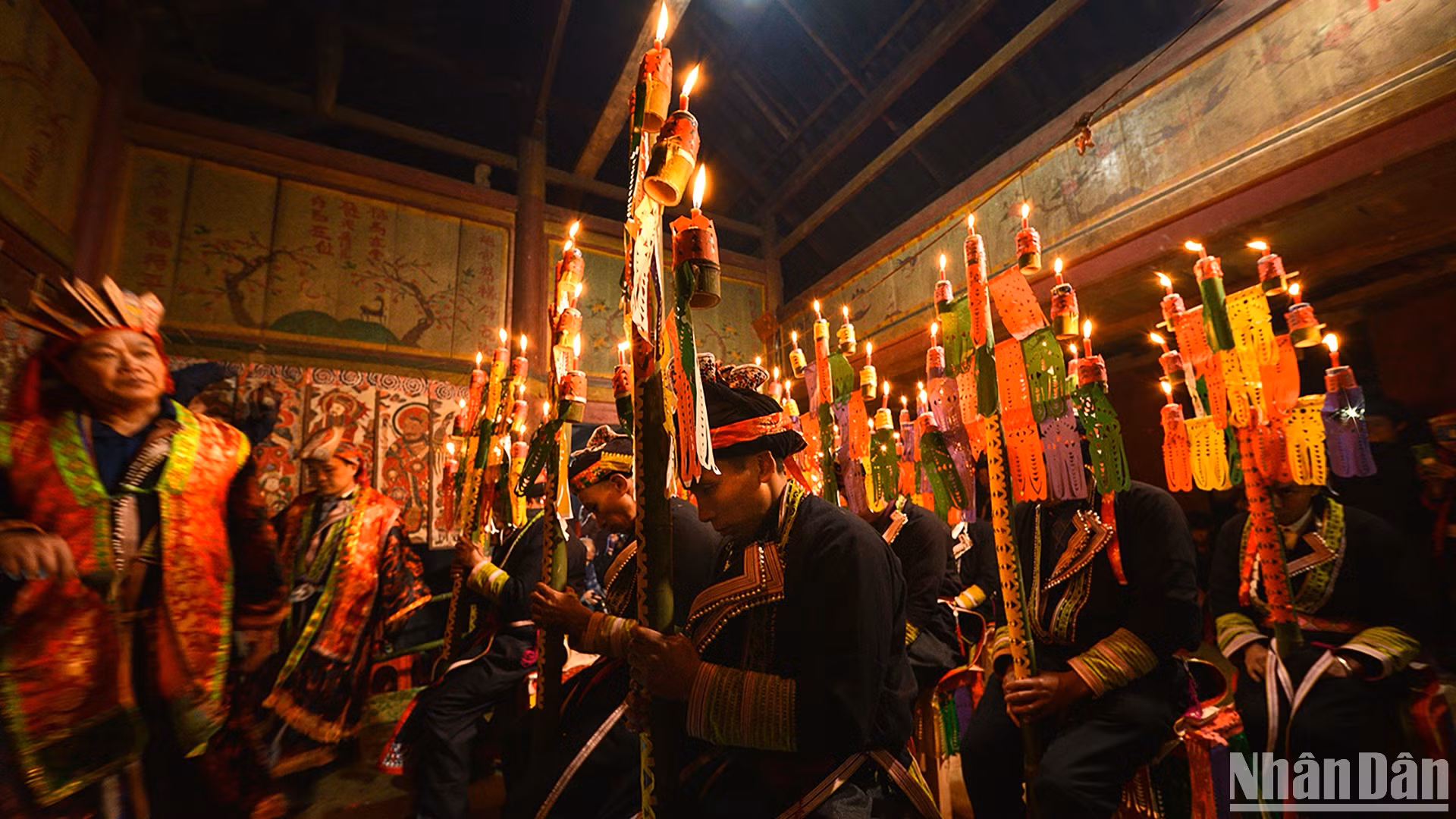 Thầy cúng điều hành các khâu trong lễ cấp sắc. (Ảnh: VŨ LINH)