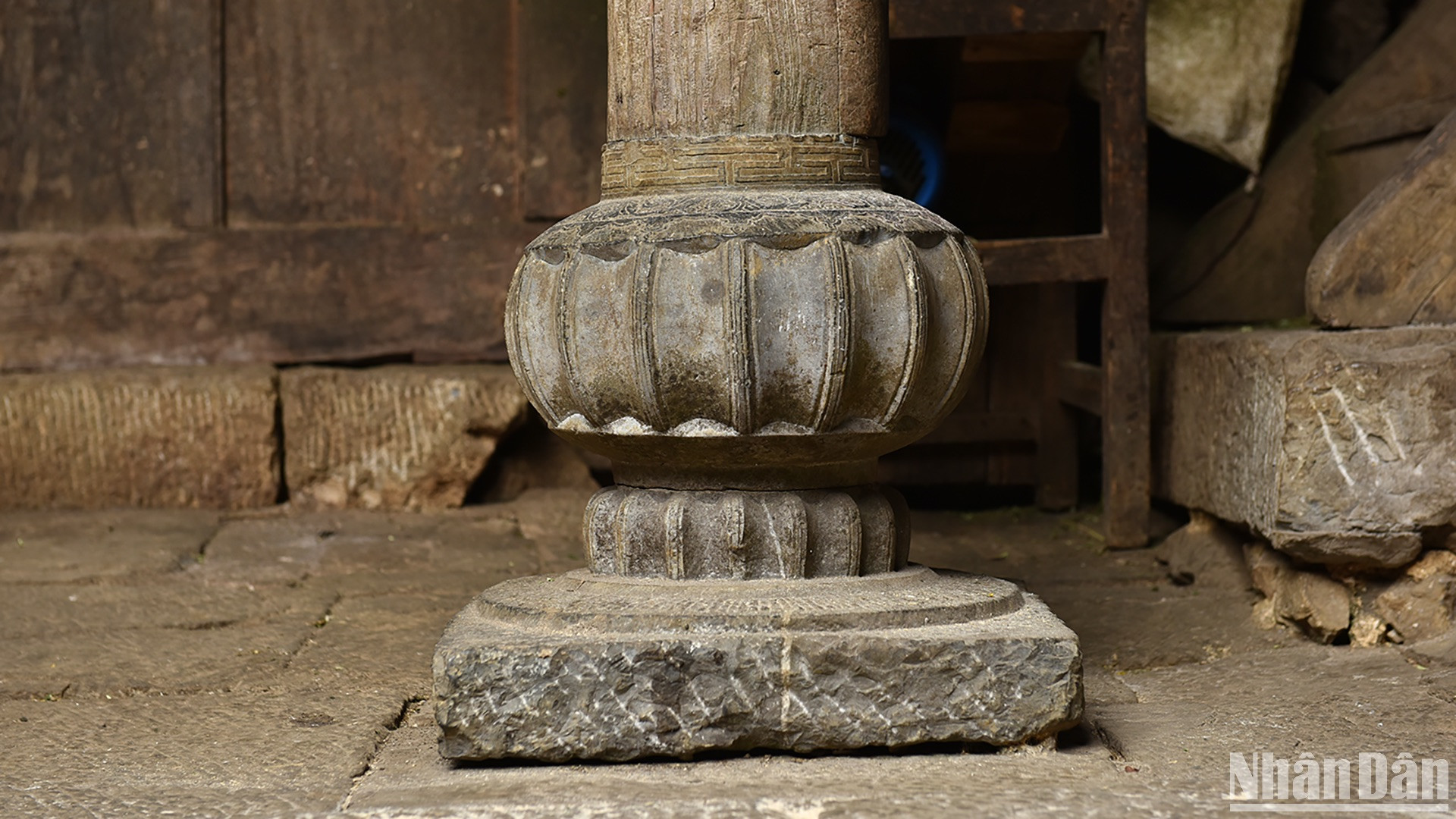 Chân trụ đá được chạm khắc cầu kỳ. (Ảnh: VŨ LINH)