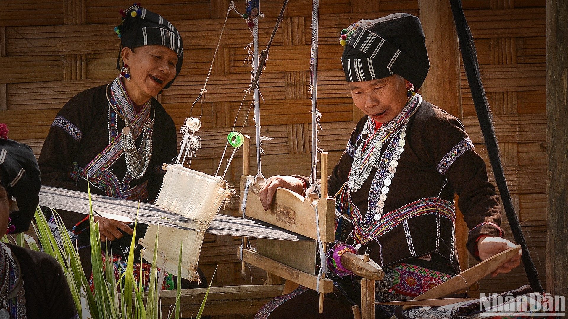 Đôi bàn tay khéo léo dệt nên những tấm vải chàm mộc mạc.