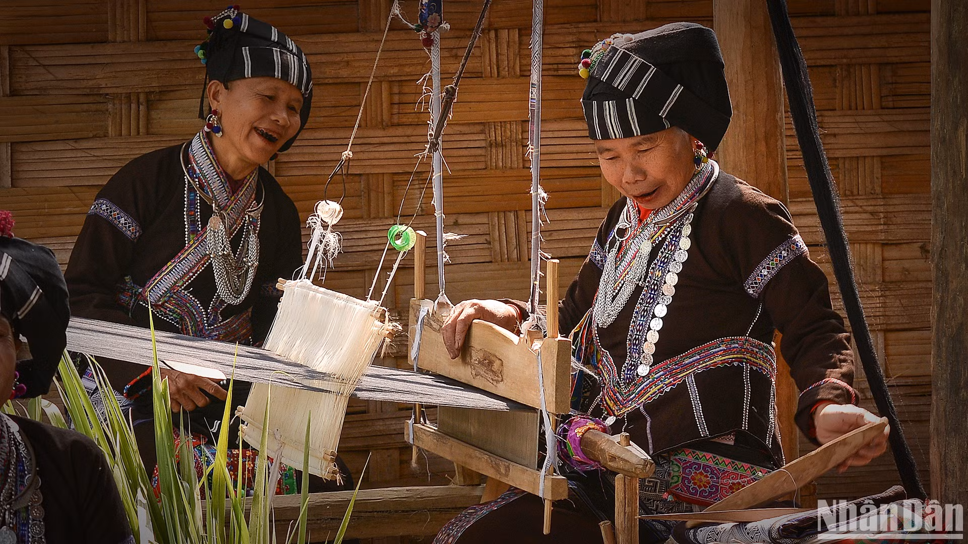 Đôi bàn tay khéo léo dệt nên những tấm vải chàm mộc mạc.