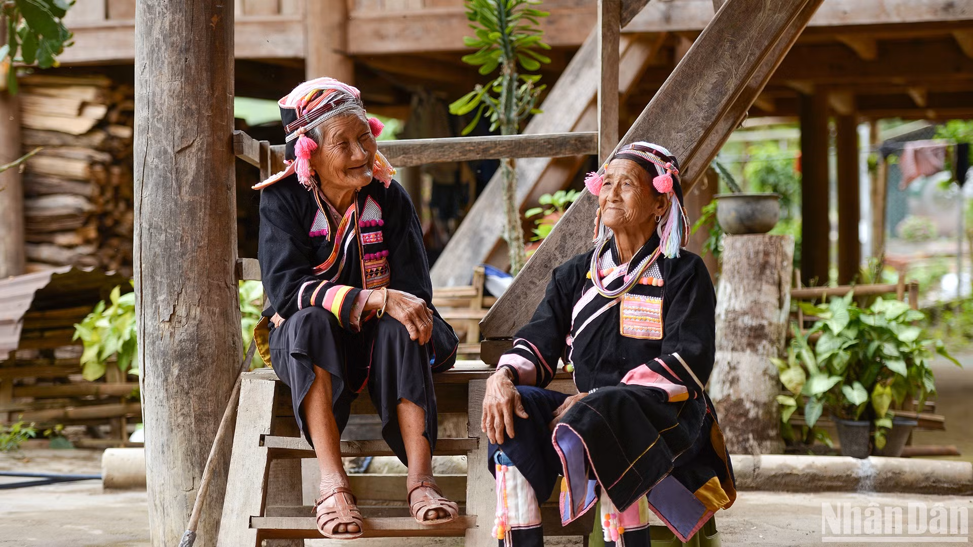 Trang phục truyền thống của phụ nữ Hà Nhì ở Pa Pảng mang sắc thái riêng biệt.