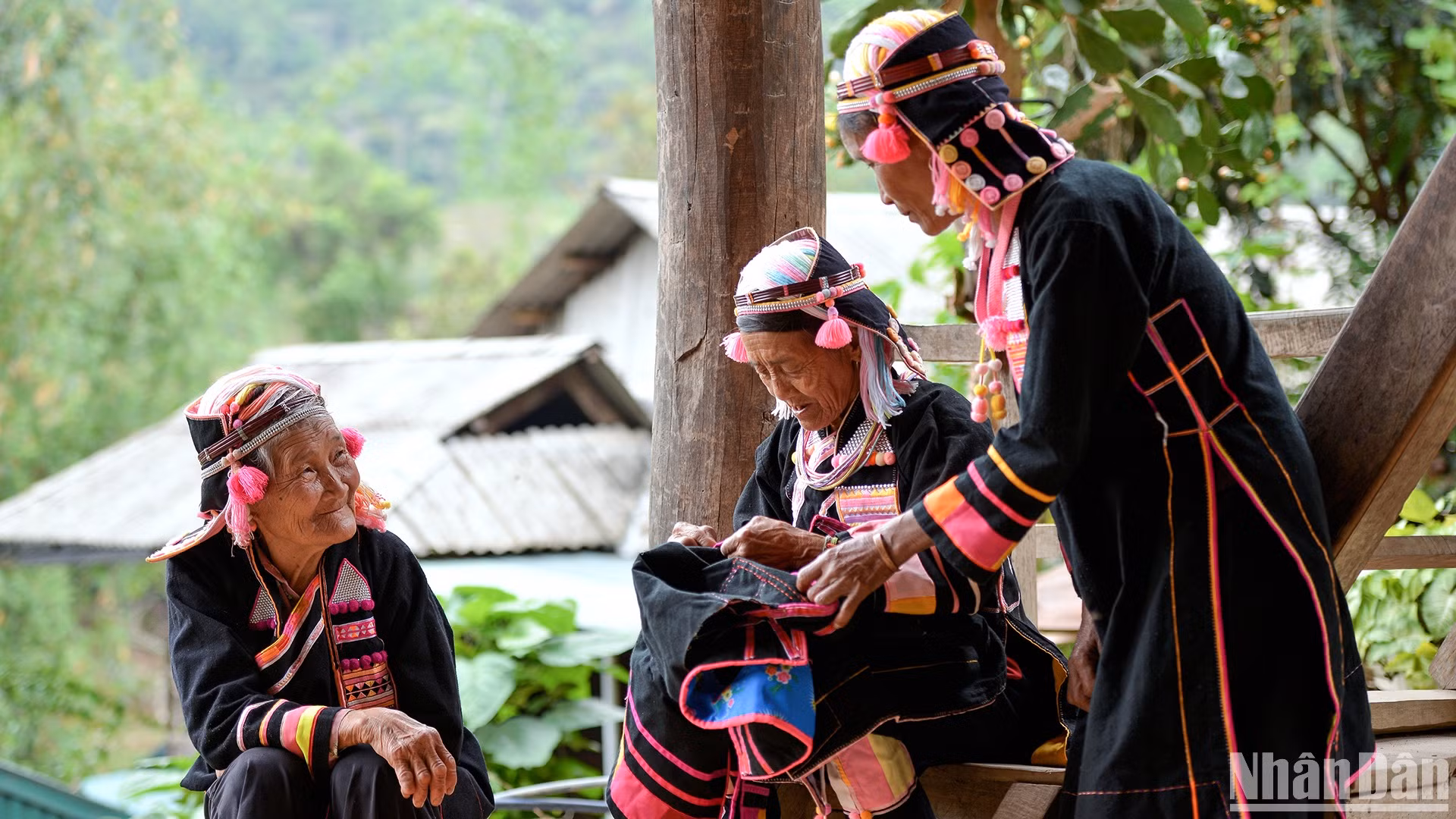 Trang phục truyền thống của người Hà Nhì ở Pa Pảng.