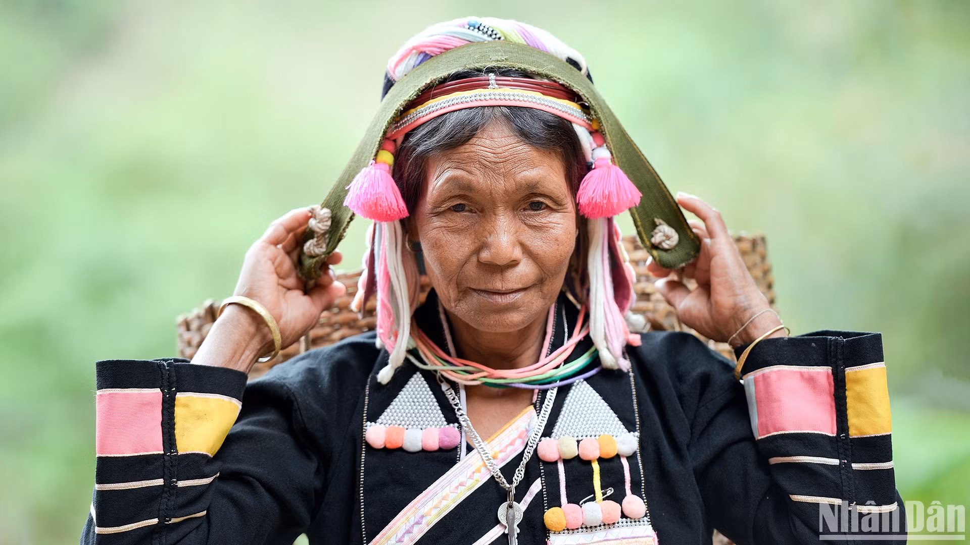 Trang phục truyền thống hiện diện trong đời sống hằng ngày.