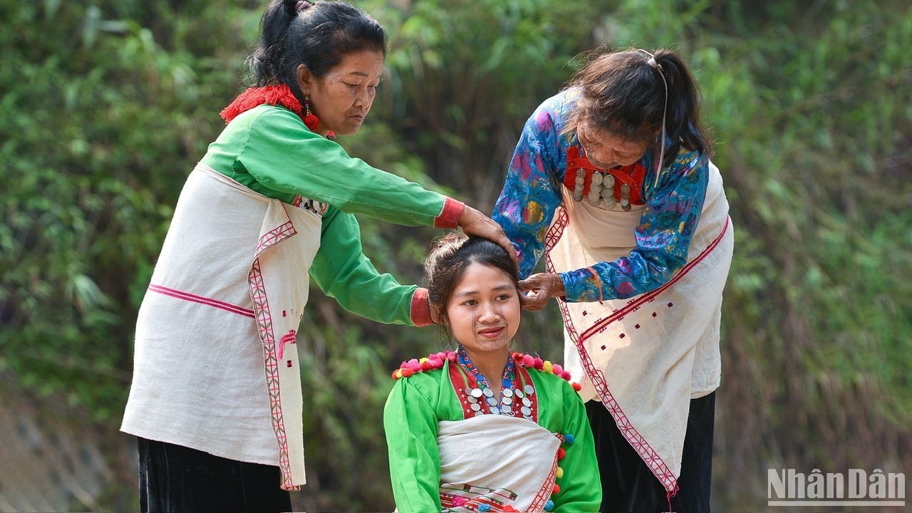 Giới thiệu bản sắc văn hóa dân tộc Mảng qua tục lệ xăm cằm. (Ảnh: VŨ LINH) Giới thiệu bản sắc văn hóa dân tộc Mảng qua tục lệ xăm cằm. (Ảnh: VŨ LINH)