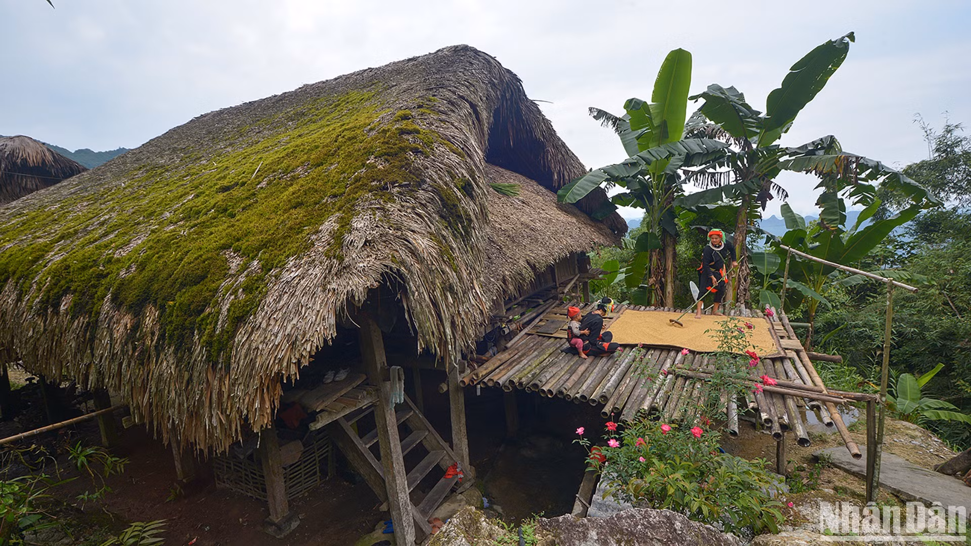 Bản sắc văn hóa Dao thu hút khách tham quan. (Ảnh: VŨ LINH)