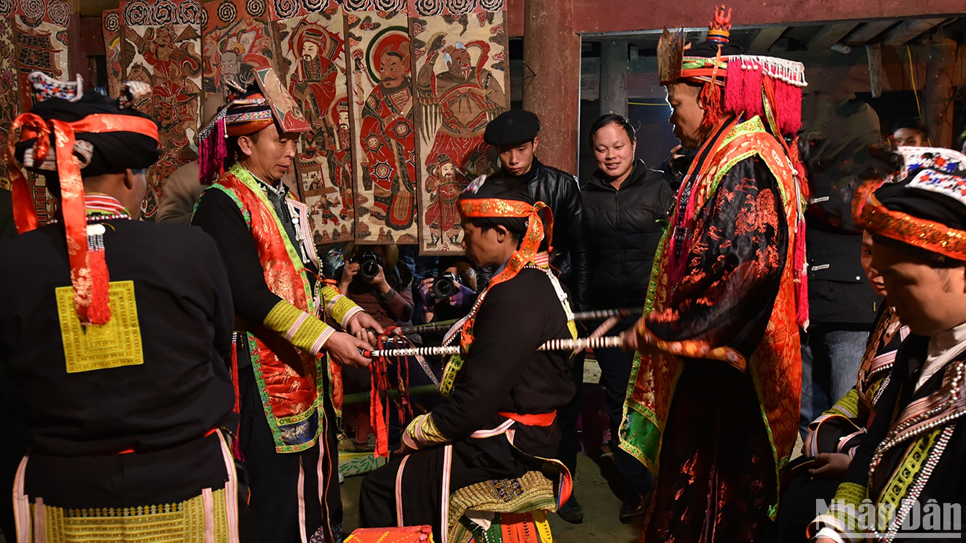 Lễ cấp sắc đánh dấu sự trưởng thành của nam giới Dao đỏ. (Ảnh: VŨ LINH)