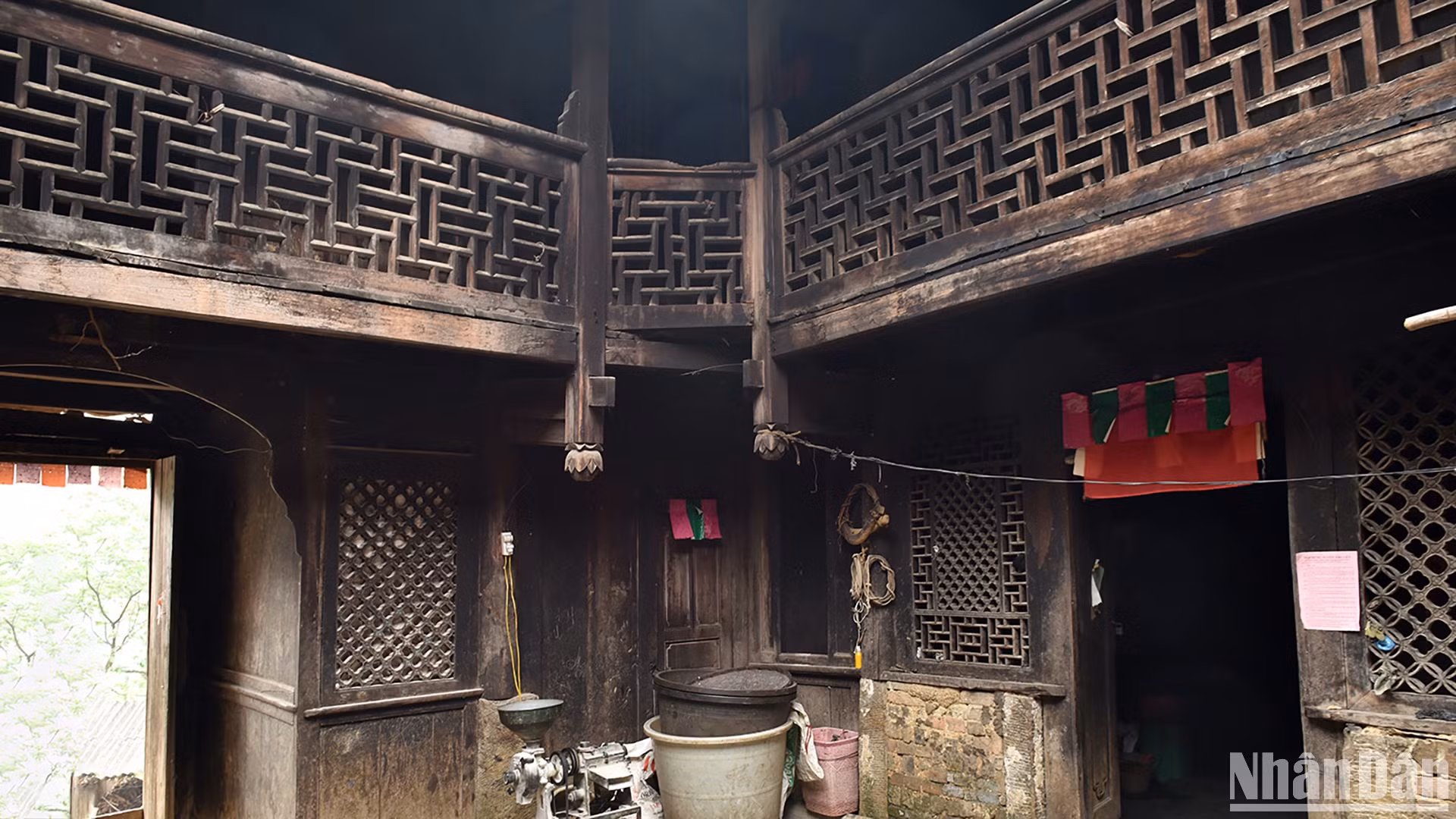 Các chi tiết trong nhà nhuốm màu thời gian. (Ảnh: VŨ LINH) Các chi tiết trong nhà nhuốm màu thời gian. (Ảnh: VŨ LINH)