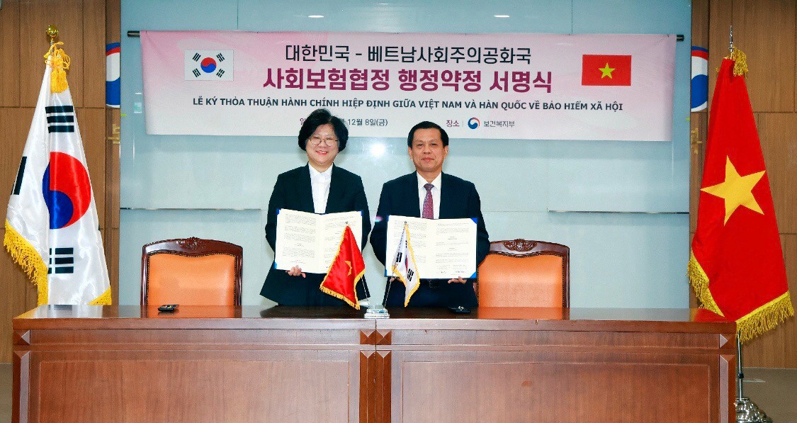 Thứ trưởng Lao động-Thương binh và Xã hội Nguyễn Bá Hoan và Thứ trưởng Y tế và Phúc lợi Hàn Quốc Kim Hyejin ký thỏa thuận hành chính giữa hai bộ để triển khai Hiệp định giữa Chính phủ hai nước về bảo hiểm xã hội. (Ảnh: Molisa).
