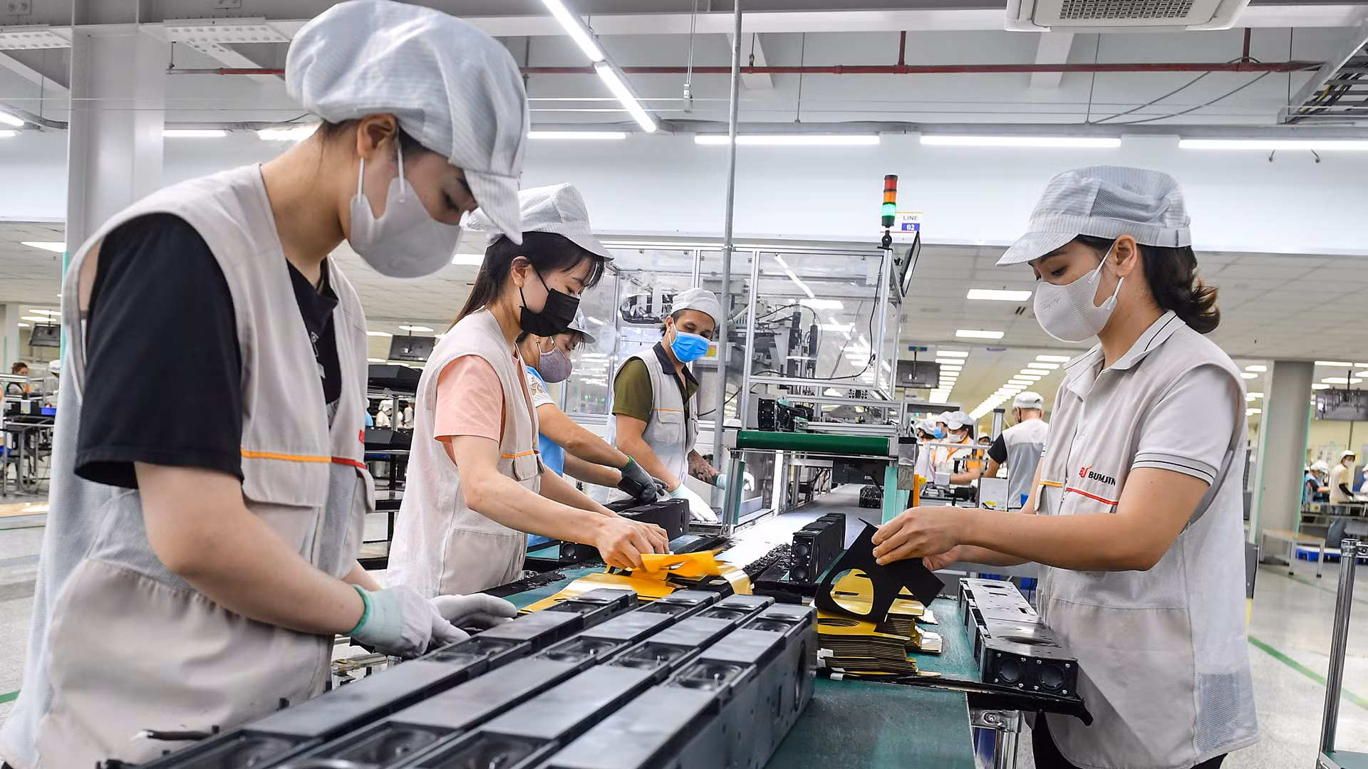 Lao động tại Công ty TNHH Bumjin Electronics Vina, Hàn Quốc, Quảng Ninh. (Ảnh: Thành Đạt)
