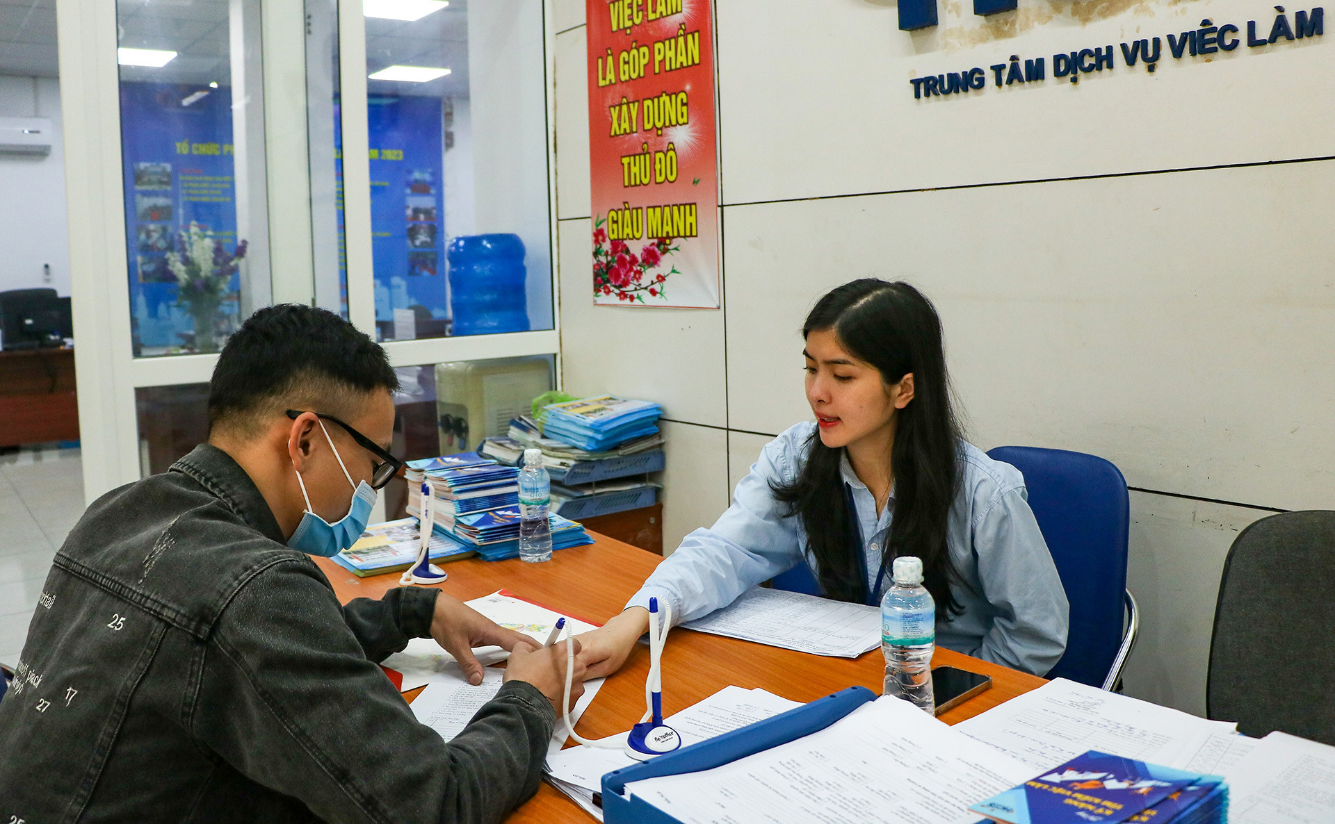 Lao động tìm hiểu thông tin tại Trung tâm dịch vụ việc làm Hà Nội. (Ảnh: Nhật Quang)