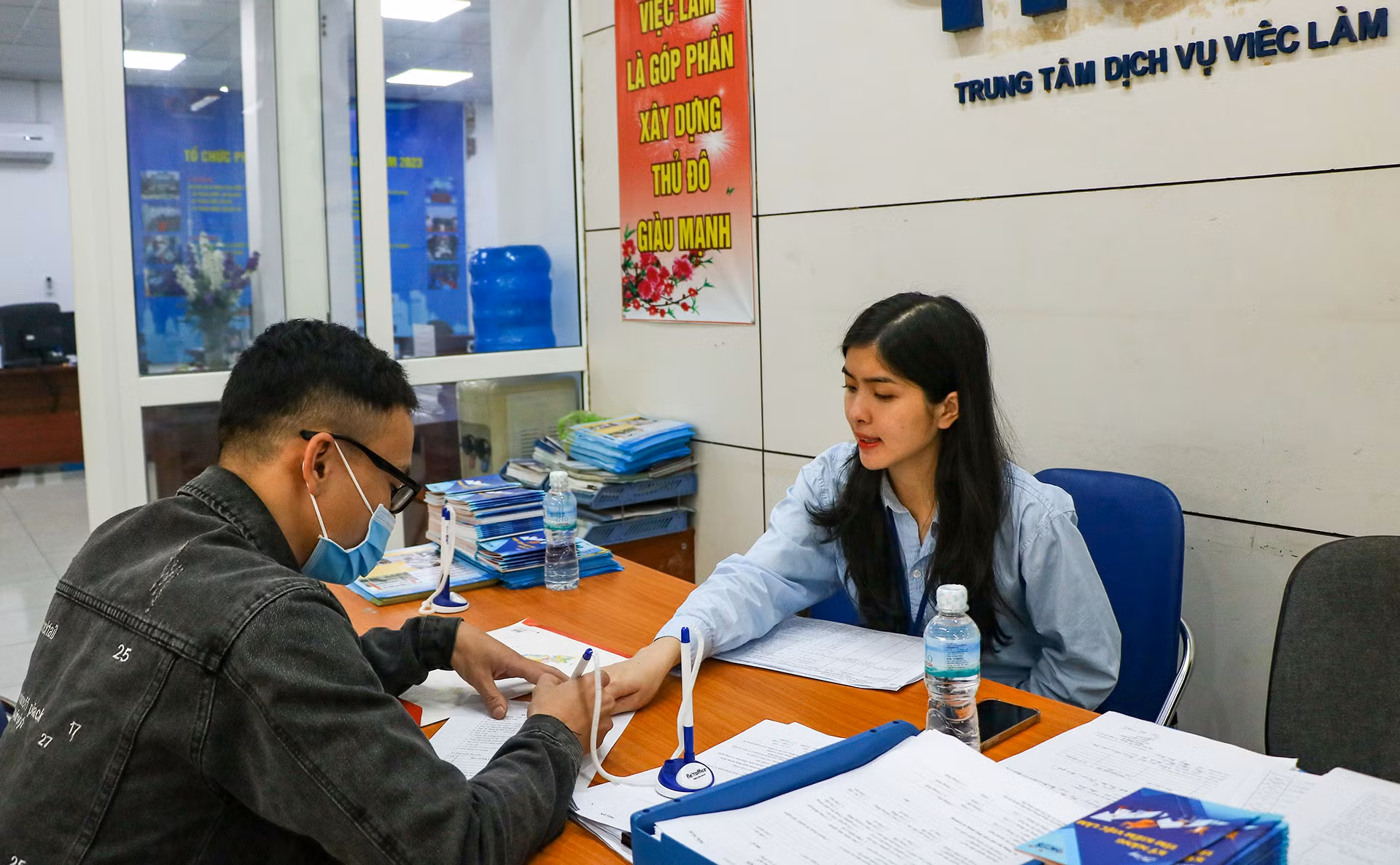 Lao động tìm hiểu thông tin tại Trung tâm dịch vụ việc làm Hà Nội. (Ảnh: Nhật Quang)