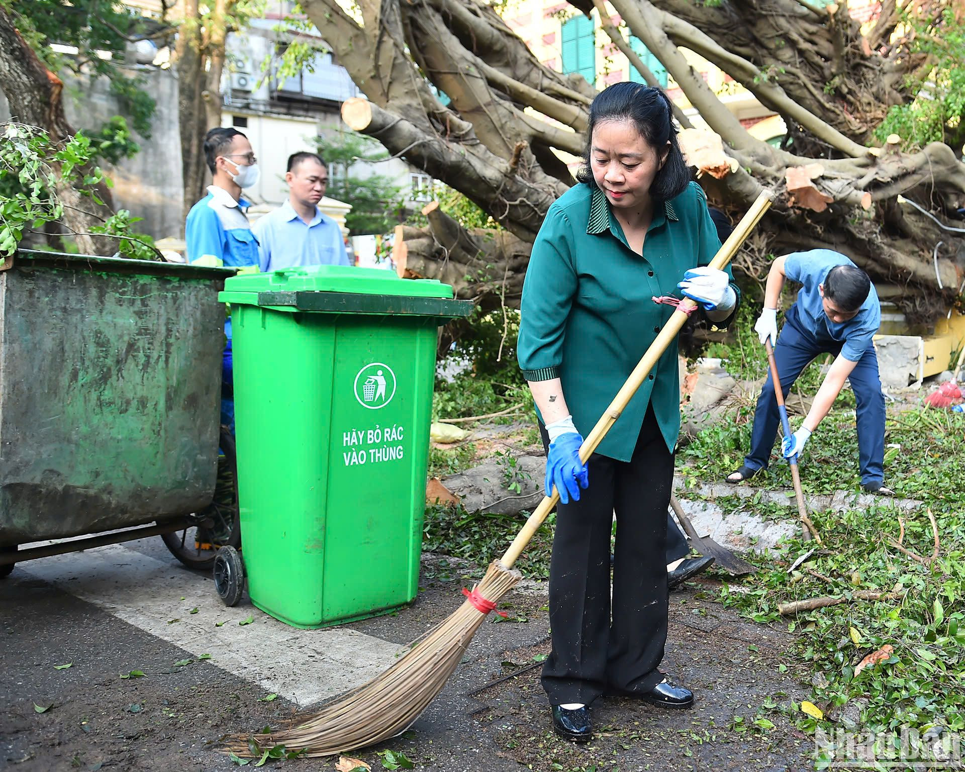 Bí thư Thành ủy Hà Nội Bùi Thị Minh Hoài trực tiếp tham gia dọn dẹp vệ sinh môi trường tại khu vực phố Trần Hưng Đạo - Bà Triệu.
