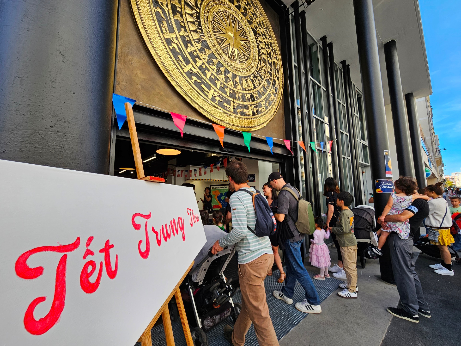 Tết Trung thu thu hút sự tham gia của đông đảo bà con kiều bào cùng con em đang sinh sống và làm việc tại Pháp, các gia đình có bố hoặc mẹ là người Việt Nam, cũng như bạn bè Pháp yêu thích văn hóa Việt Nam.