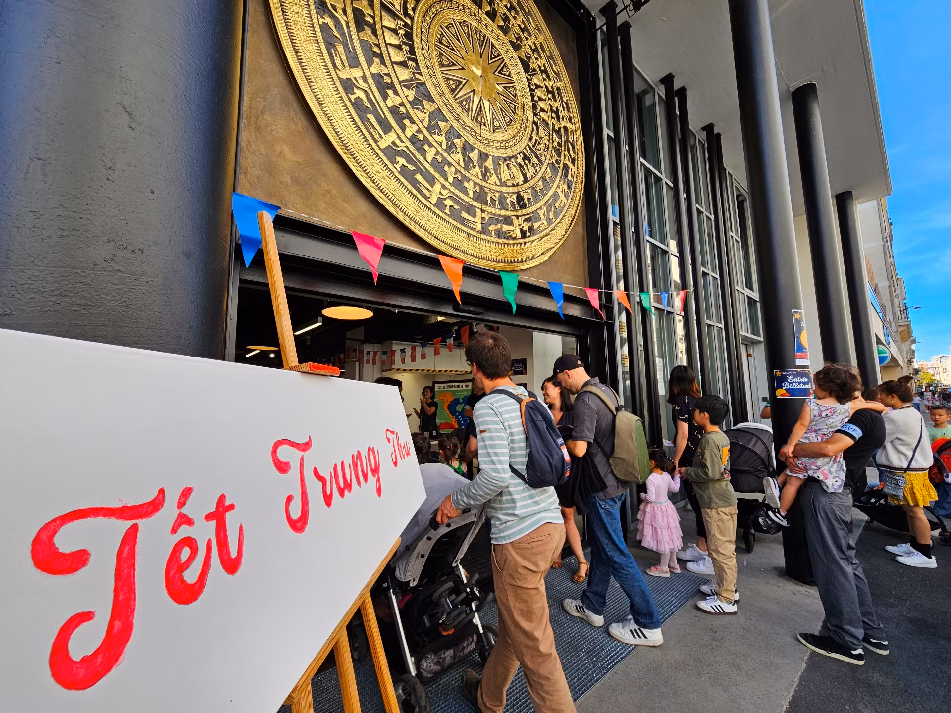 Tết Trung thu thu hút sự tham gia của đông đảo bà con kiều bào cùng con em đang sinh sống và làm việc tại Pháp, các gia đình có bố hoặc mẹ là người Việt Nam, cũng như bạn bè Pháp yêu thích văn hóa Việt Nam.