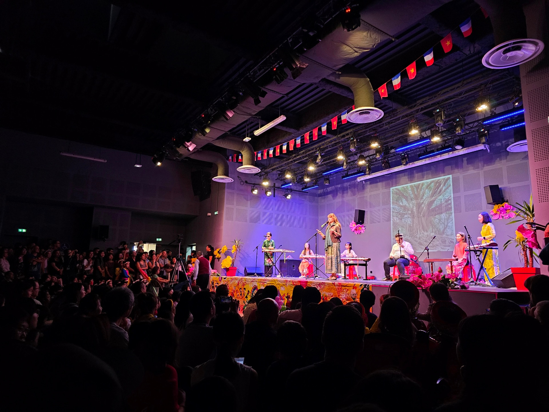 [Ảnh] Kiều bào tại Pháp chung vui Tết Trung thu ảnh 7