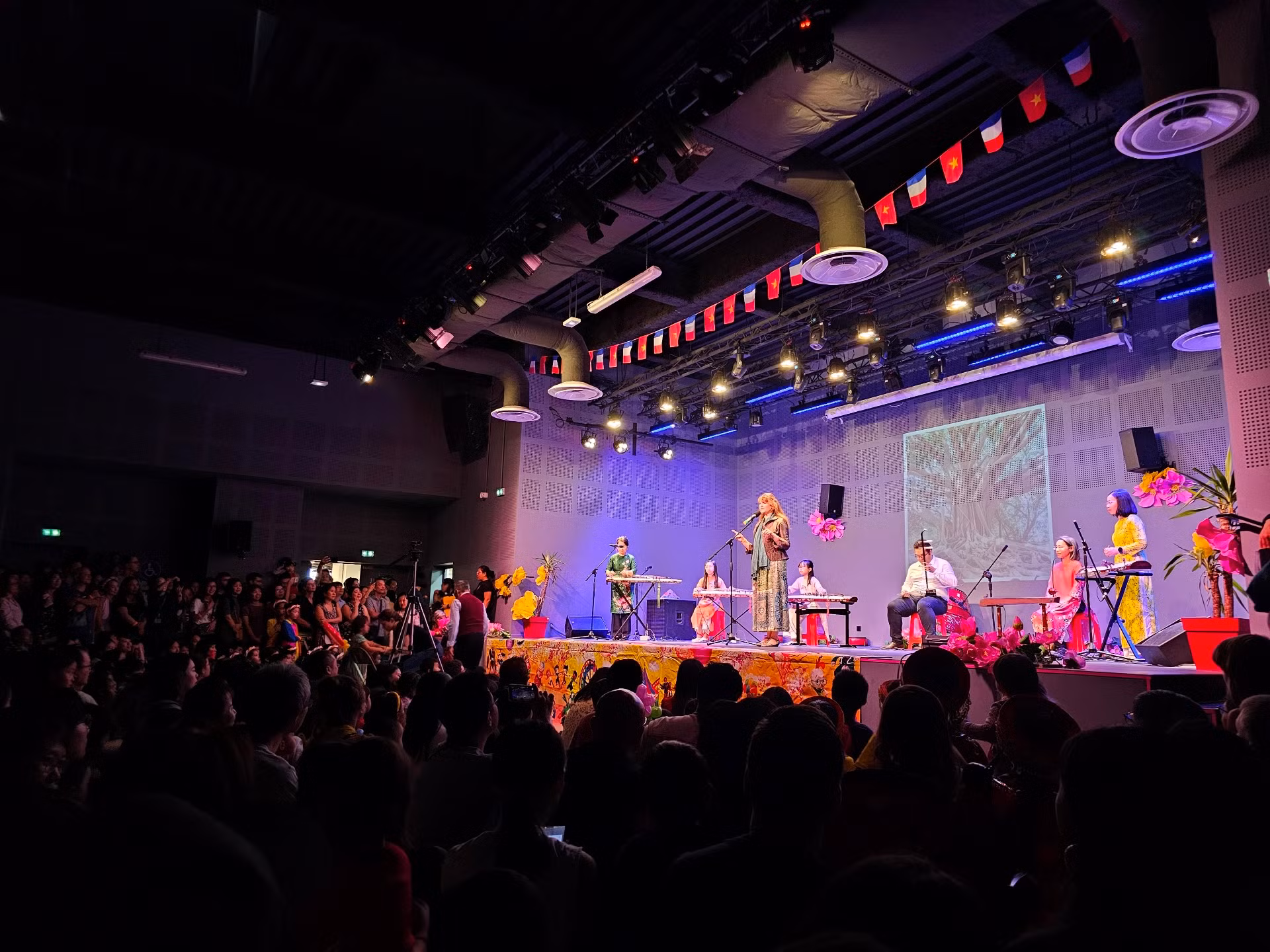 [Ảnh] Kiều bào tại Pháp chung vui Tết Trung thu ảnh 7