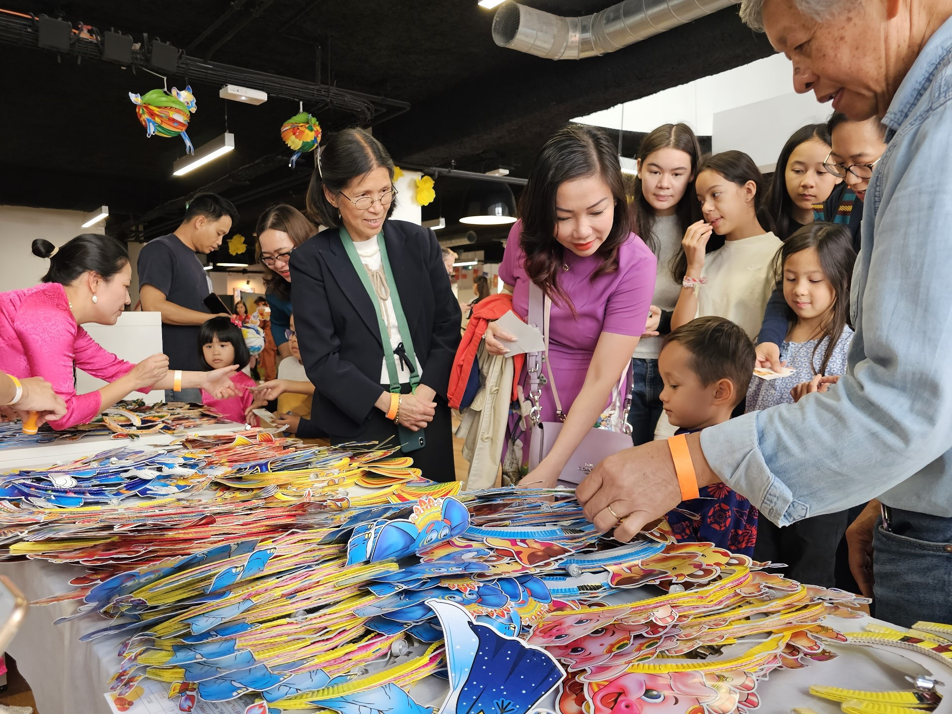 [Ảnh] Kiều bào tại Pháp chung vui Tết Trung thu ảnh 6