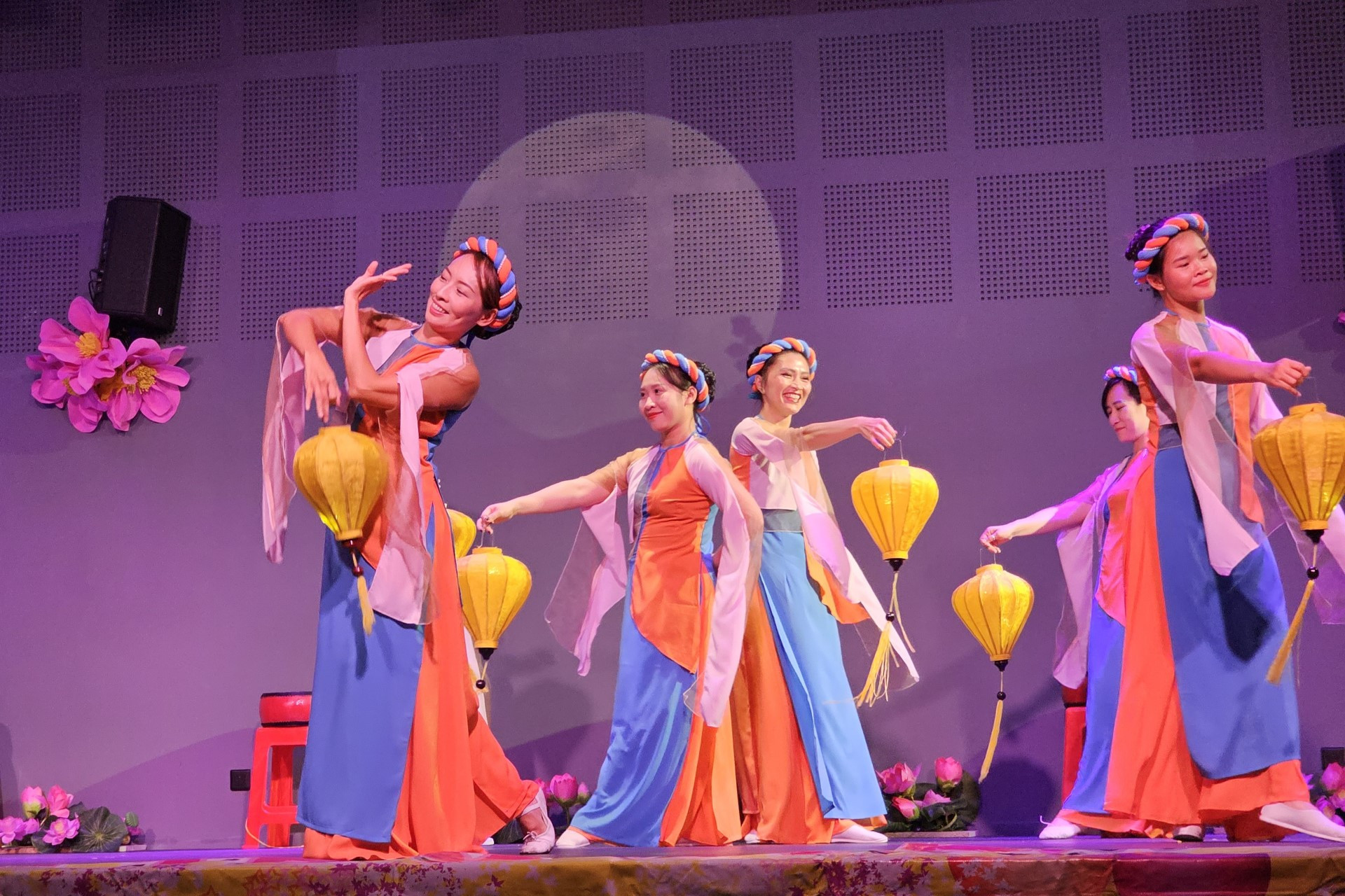 [Ảnh] Kiều bào tại Pháp chung vui Tết Trung thu ảnh 8