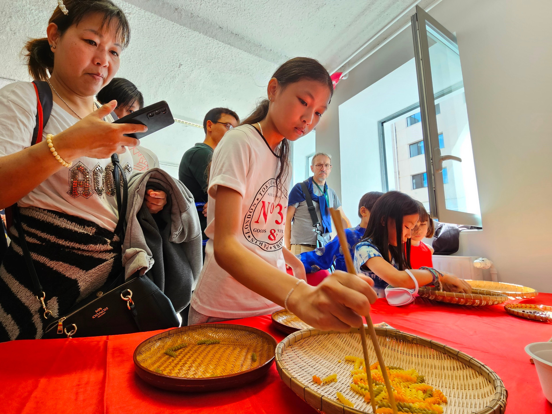 [Ảnh] Kiều bào tại Pháp chung vui Tết Trung thu ảnh 2