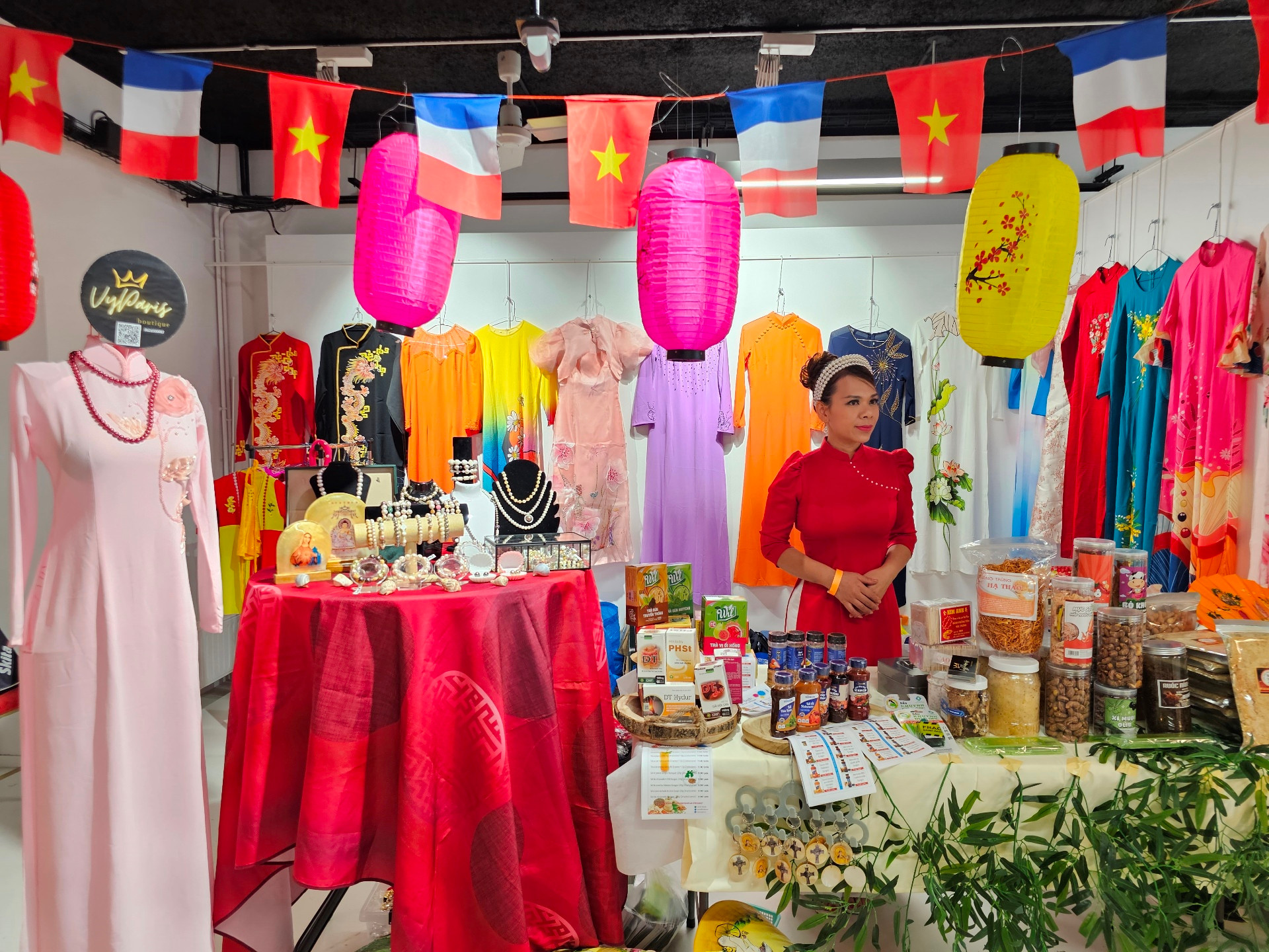 [Ảnh] Kiều bào tại Pháp chung vui Tết Trung thu ảnh 4