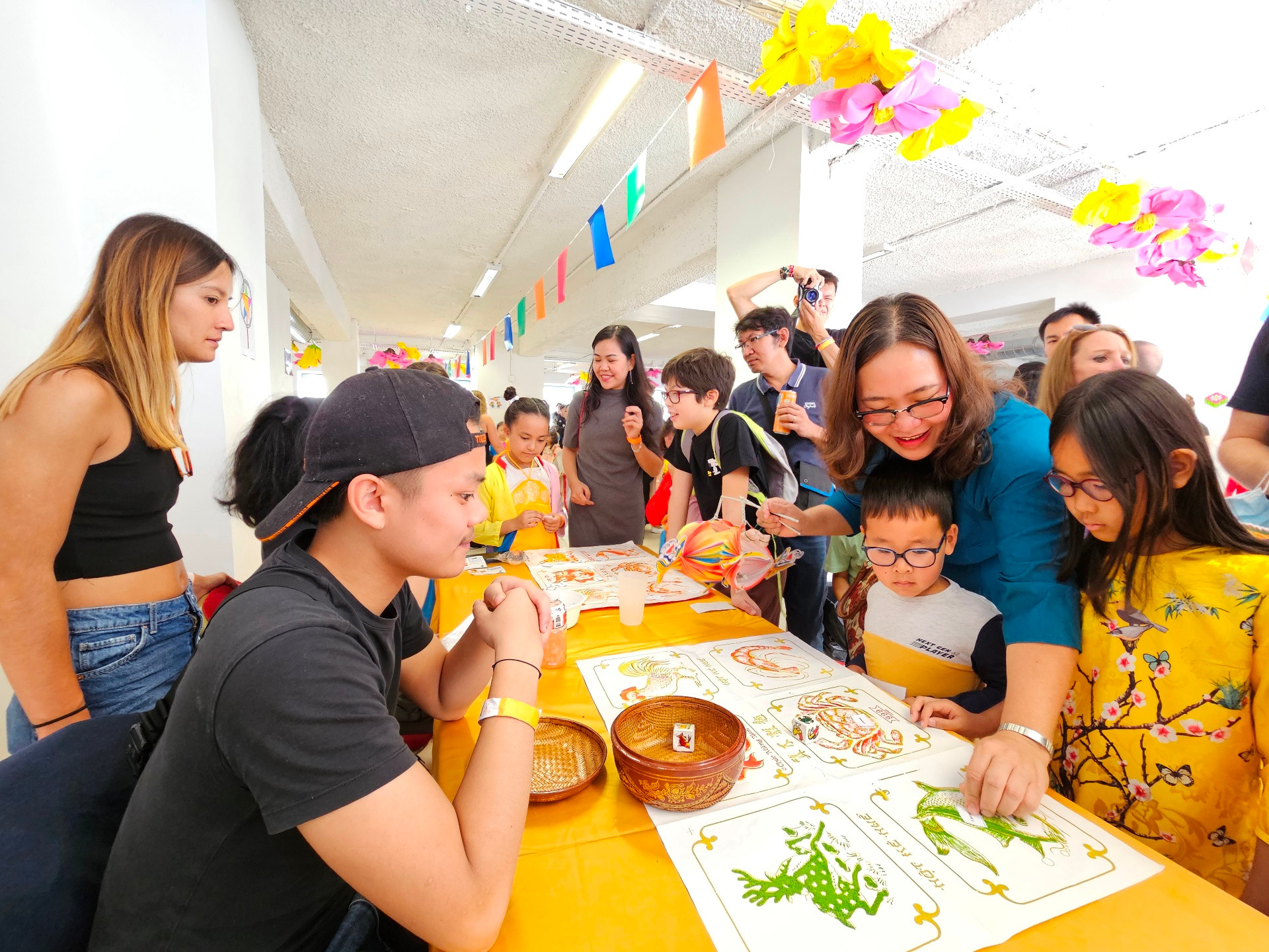 [Ảnh] Kiều bào tại Pháp chung vui Tết Trung thu ảnh 3