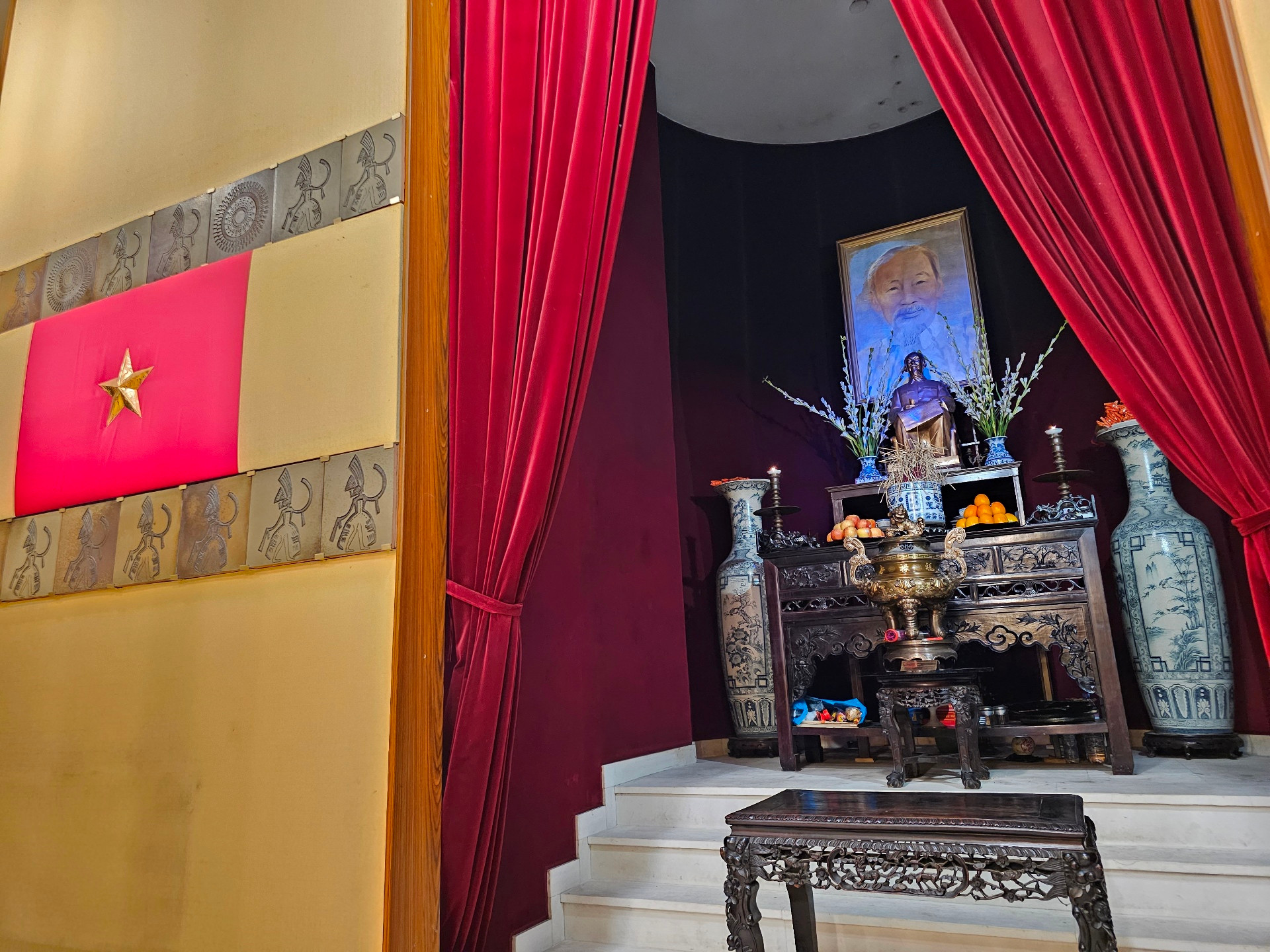 Thời bấy giờ, nước ta còn nghèo. Hội Công thương của những người làm chủ nhà hàng, kinh doanh buôn bán, cùng với những người xuất thân từ lính thợ hoạt động trong Hội Công nhân, đốc công tham gia xây dựng Tòa Đại sứ. Từ ý nguyện đến sự hình thành nên một căn nhà chung thiêng liêng của quê hương trên đất Pháp đòi hỏi rất nhiều mồ hôi, công sức của bà con kiều bào. Thời bấy giờ, nước ta còn nghèo. Hội Công thương của những người làm chủ nhà hàng, kinh doanh buôn bán, cùng với những người xuất thân từ lính thợ hoạt động trong Hội Công nhân, đốc công tham gia xây dựng Tòa Đại sứ. Từ ý nguyện đến sự hình thành nên một căn nhà chung thiêng liêng của quê hương trên đất Pháp đòi hỏi rất nhiều mồ hôi, công sức của bà con kiều bào.