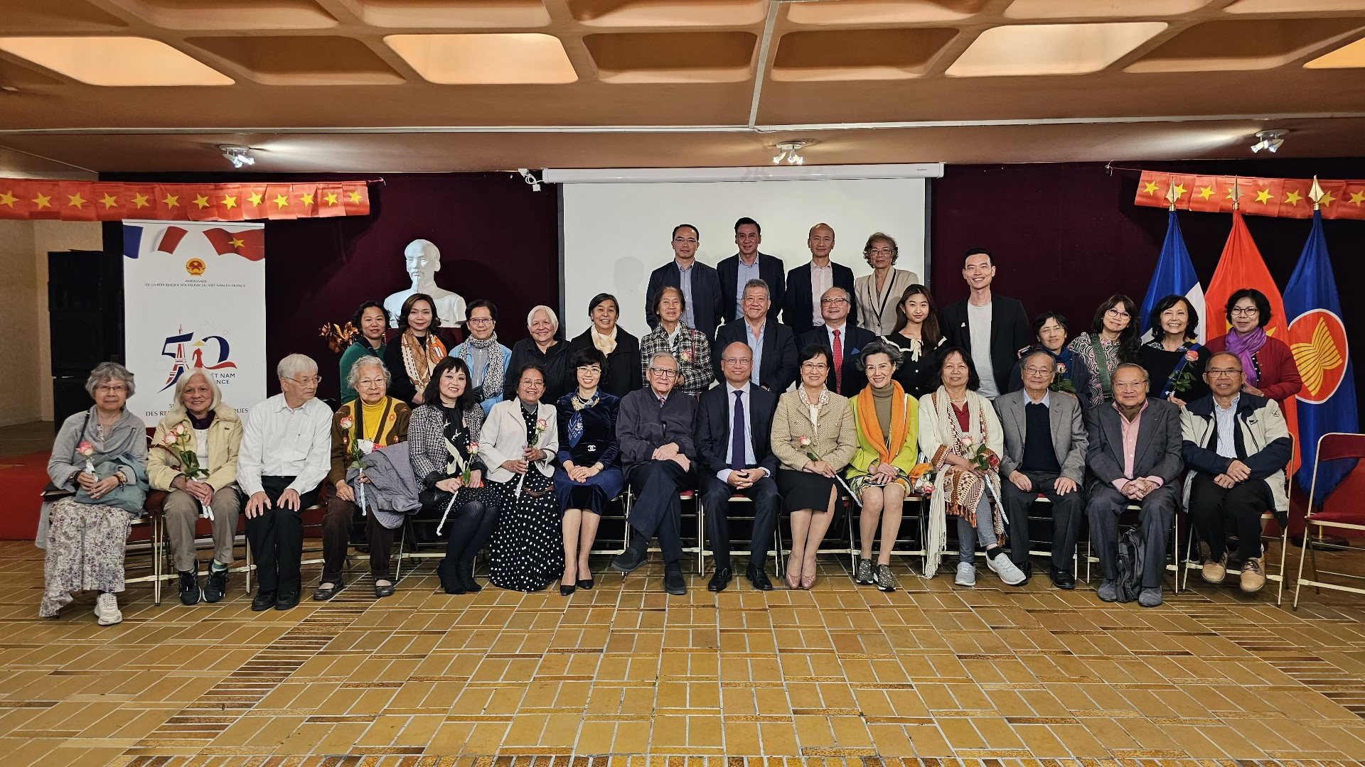 Tòa Đại sứ Việt Nam tại Pháp đồng hành cùng đất nước và bà con kiều bào qua nhiều thiên biến của lịch sử, nay tới lúc bước sang trang mới, cần được thay đổi, nâng cấp để bảo đảm công năng sử dụng và phục vụ công tác ngoại giao và tiếp đón cộng đồng người Việt. Dẫu vậy tình cảm của bà con kiều bào đối với quê hương và những ký ức lịch sử về tình đoàn kết dân tộc vẫn sẽ mãi là di sản của đất nước và tiếp tục “xanh lá” vươn lên như cây Linden. Tòa Đại sứ Việt Nam tại Pháp đồng hành cùng đất nước và bà con kiều bào qua nhiều thiên biến của lịch sử, nay tới lúc bước sang trang mới, cần được thay đổi, nâng cấp để bảo đảm công năng sử dụng và phục vụ công tác ngoại giao và tiếp đón cộng đồng người Việt. Dẫu vậy tình cảm của bà con kiều bào đối với quê hương và những ký ức lịch sử về tình đoàn kết dân tộc vẫn sẽ mãi là di sản của đất nước và tiếp tục “xanh lá” vươn lên như cây Linden.