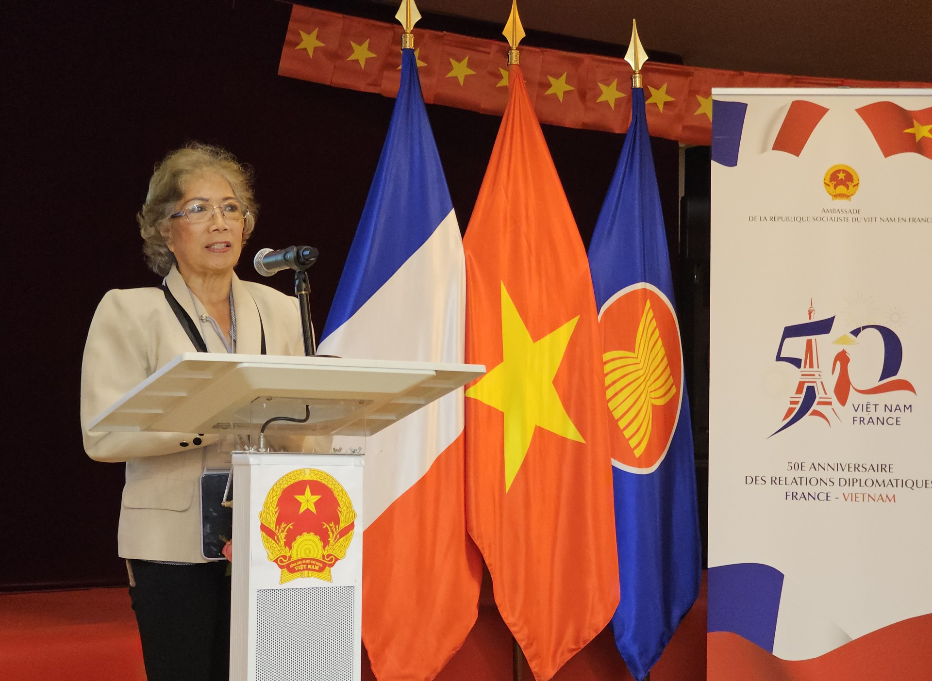 Đến nay, có hơn 35 hội đoàn hữu nghị với Việt Nam trên toàn nước Pháp. Ngôn ngữ tiếng Việt cũng được giảng dạy tại một số trường cấp ba và đại học ở nhiều địa phương của Pháp. (Trong ảnh: Cô Vanna Siriphaniphong, Chủ tịch Hội Công nhân lao động tại Pháp - hội nòng cốt của Hội Người Việt Nam trước đây, có nhiều đóng góp quý báu cả về vật chất và công sức để xây dựng tòa nhà trụ sở Đại sứ quán). Đến nay, có hơn 35 hội đoàn hữu nghị với Việt Nam trên toàn nước Pháp. Ngôn ngữ tiếng Việt cũng được giảng dạy tại một số trường cấp ba và đại học ở nhiều địa phương của Pháp. (Trong ảnh: Cô Vanna Siriphaniphong, Chủ tịch Hội Công nhân lao động tại Pháp - hội nòng cốt của Hội Người Việt Nam trước đây, có nhiều đóng góp quý báu cả về vật chất và công sức để xây dựng tòa nhà trụ sở Đại sứ quán).